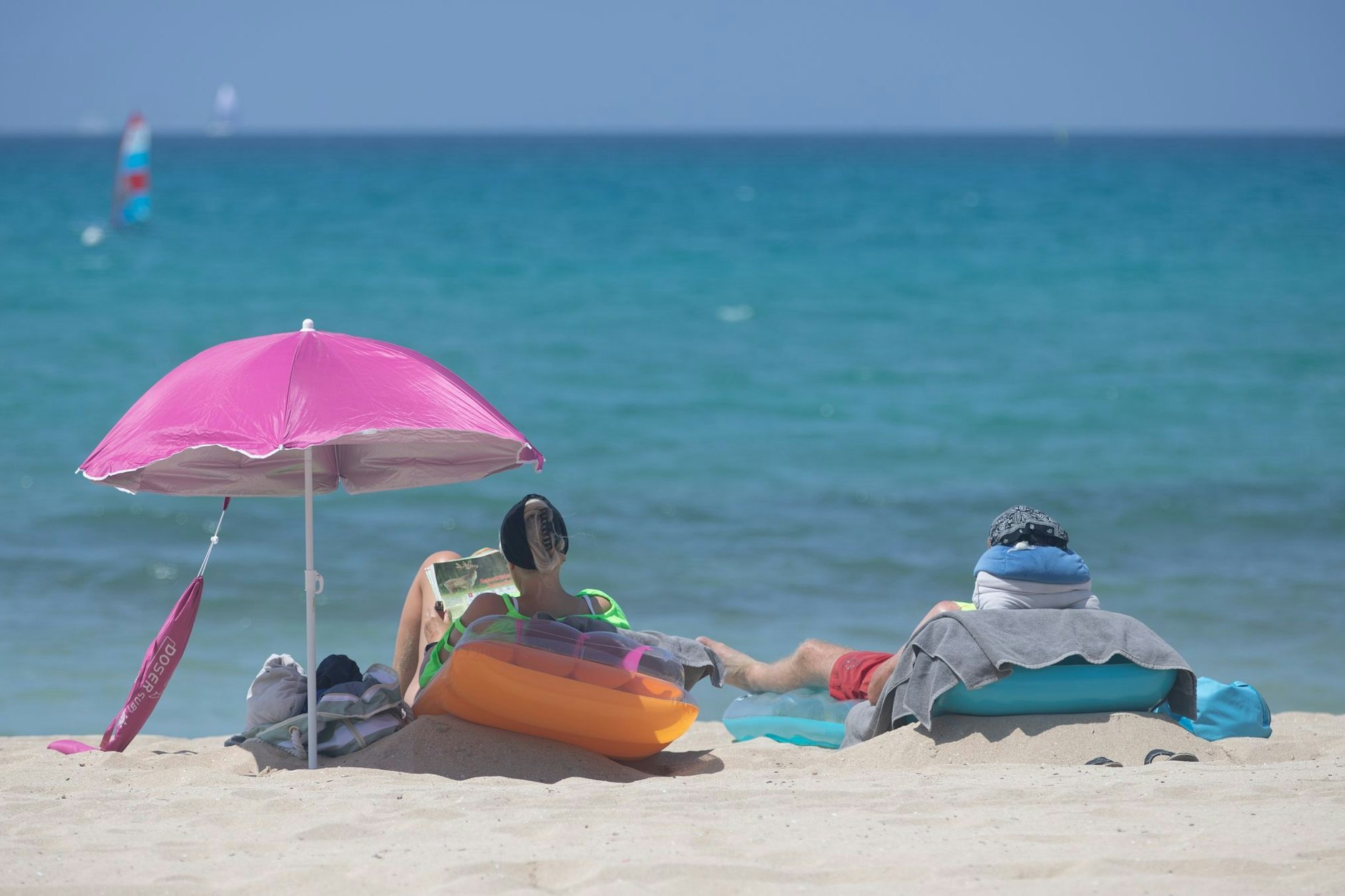 Menschen sonnen sich am Strand von Arenal auf Mallorca.