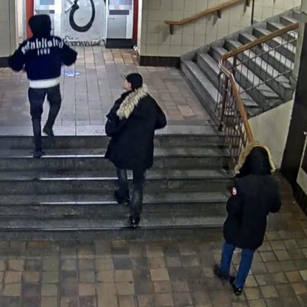 Die drei Räuber im U-Bahnhof Schlesisches Tor. Von hinten erkennt man gut ihre auffälligen Jacken.