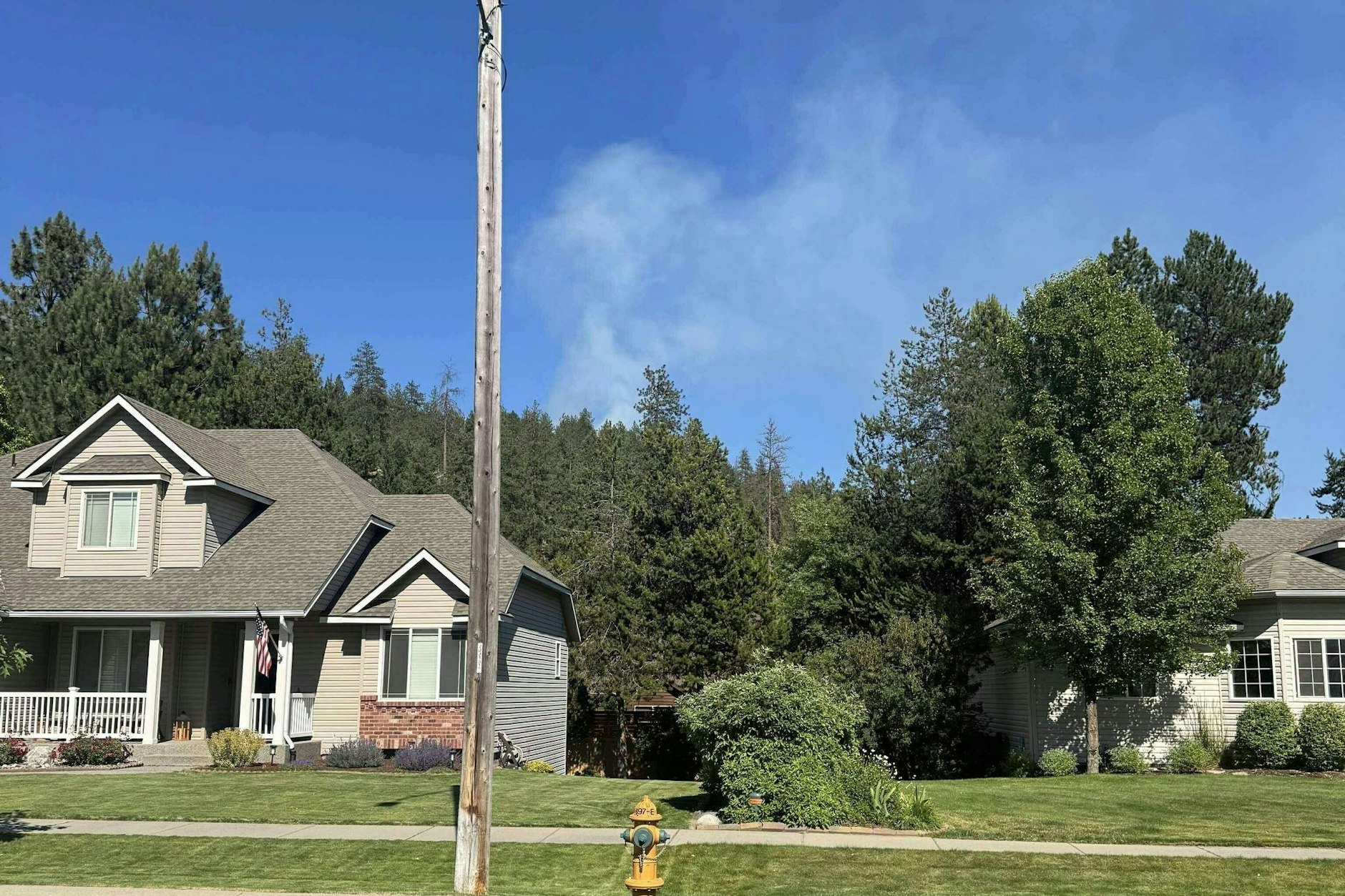 Ein Feuer brennt in einer Gemeinde in der Nähe des Canfield Mountain, wo ein Schütze Feuerwehrleuten aufgelauert haben soll.