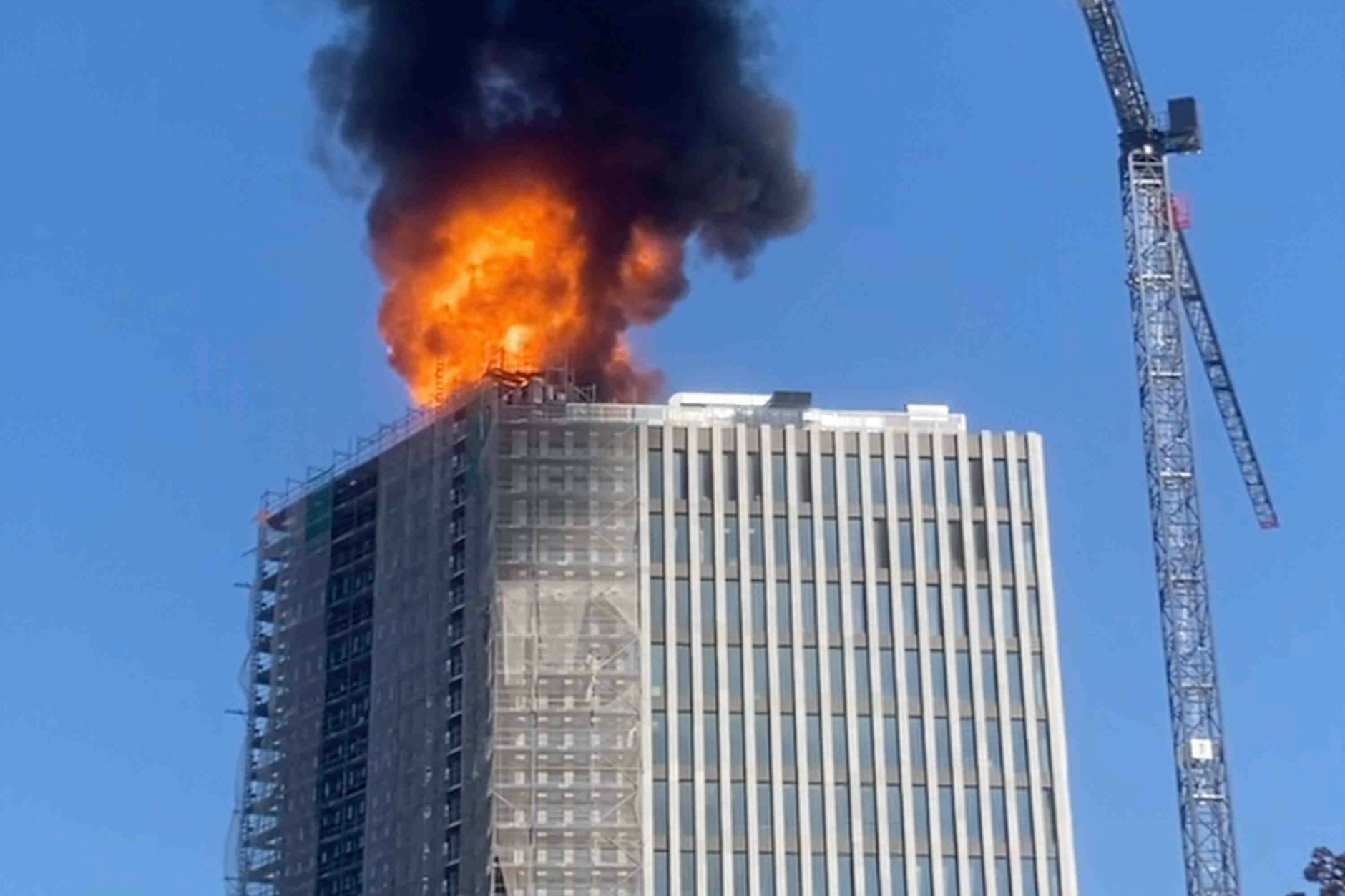 Flammen schossen vom Dach, der Rauch war kilometerweit sichtbar. Am Vormittag brannte in Berlin ein Hochhaus in der City West.