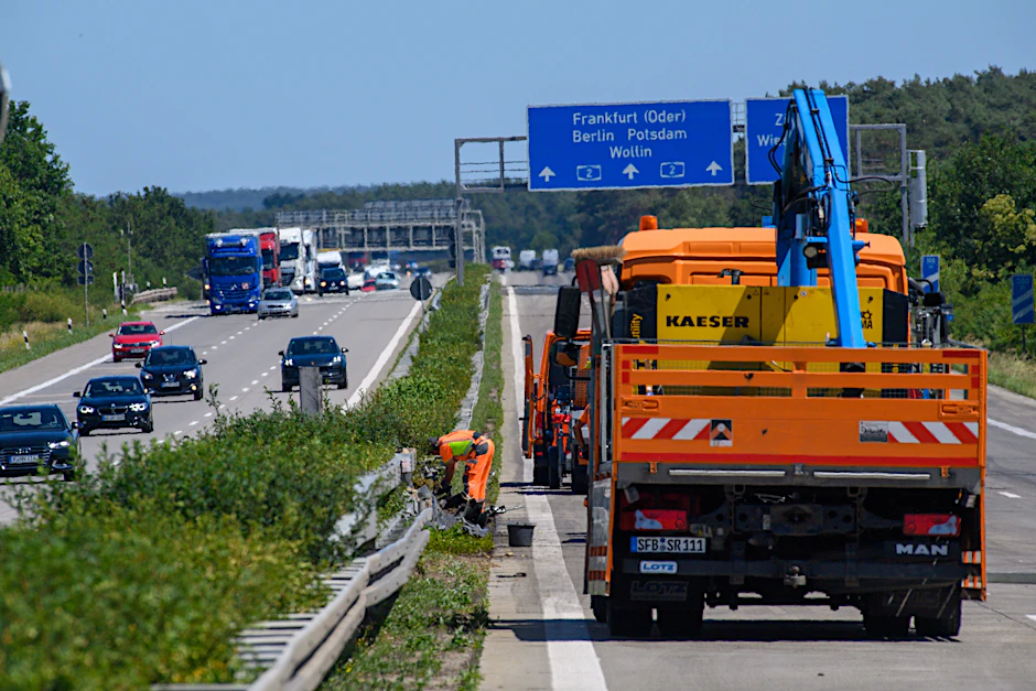 Mitarbeiter der Autobahnmeisterei demontieren auf der Autobahn A2 die Mittelleitplanke.
