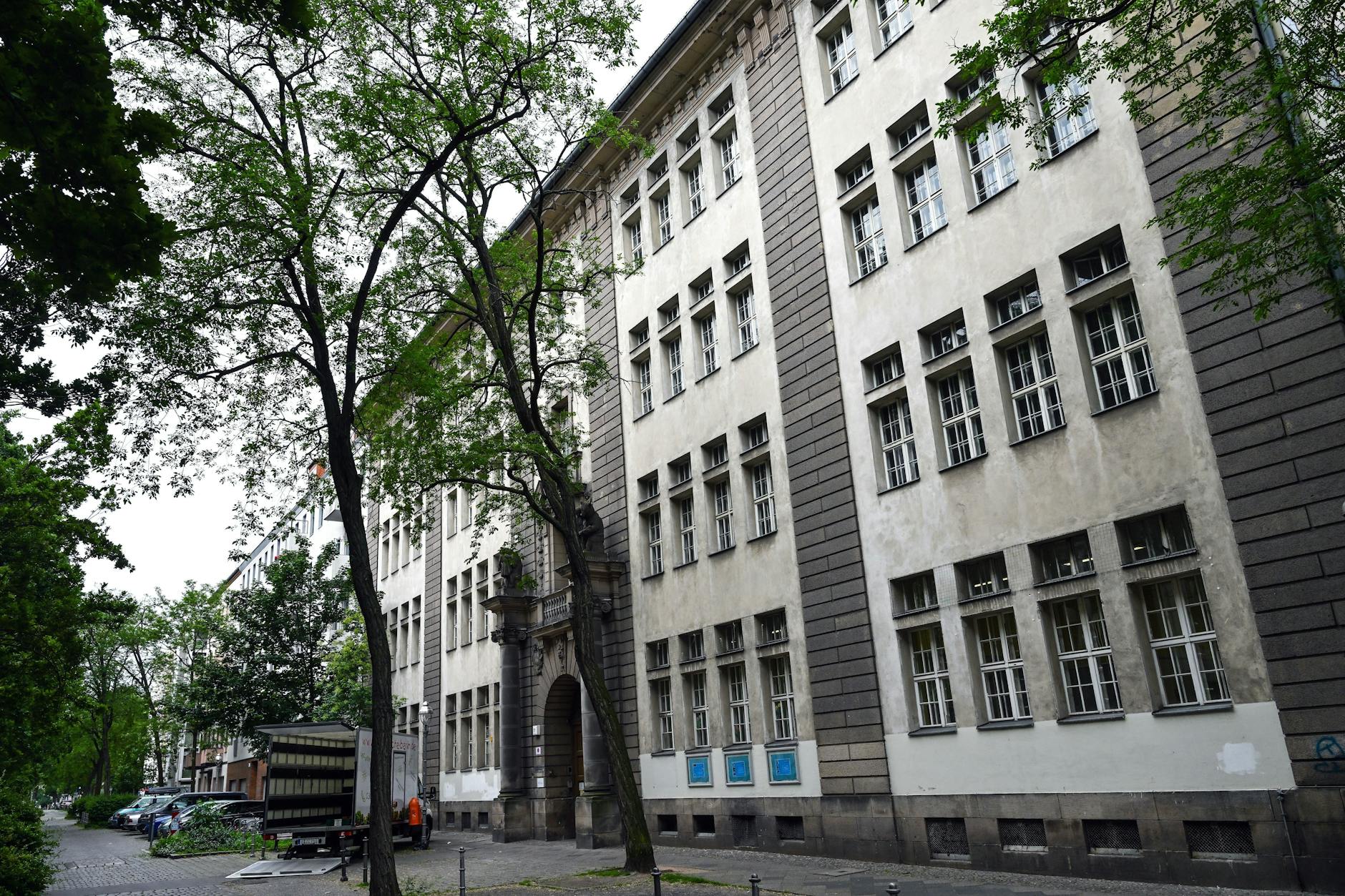 Die Straßenseite der 8. Grundschule beziehungsweise Carl-Bolle-Grundschule in Moabit