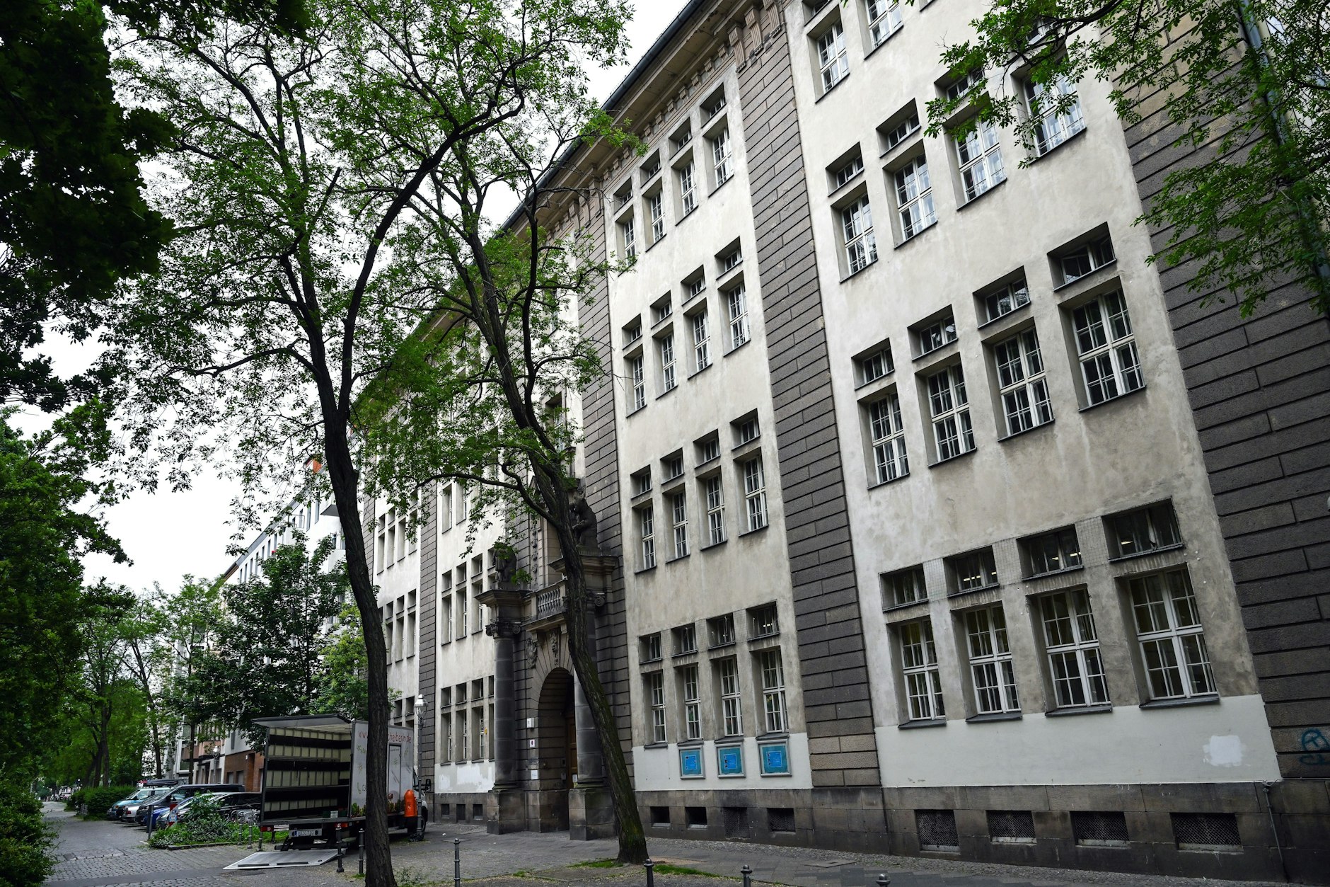 Die Straßenseite der 8. Grundschule beziehungsweise Carl-Bolle-Grundschule in Moabit