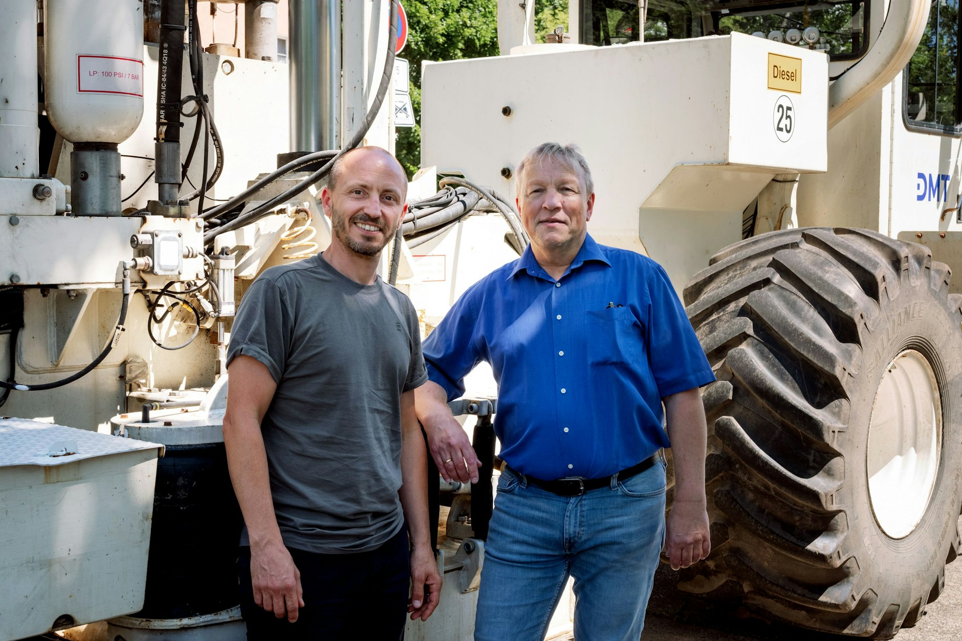 Geowissenschaftler Jens Zimmermann (l.) und Christof Sick vor dem Vibro-Truck in Lichtenberg