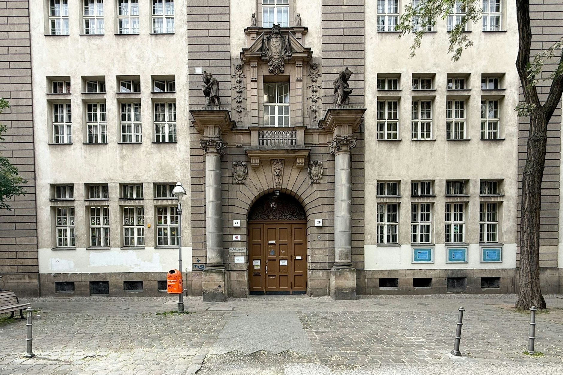 Die Carl-Bolle-Grundschule in Berlin-Moabit wird den Mobbingfall um Lehrer Oziel Inácio-Stech nicht los.