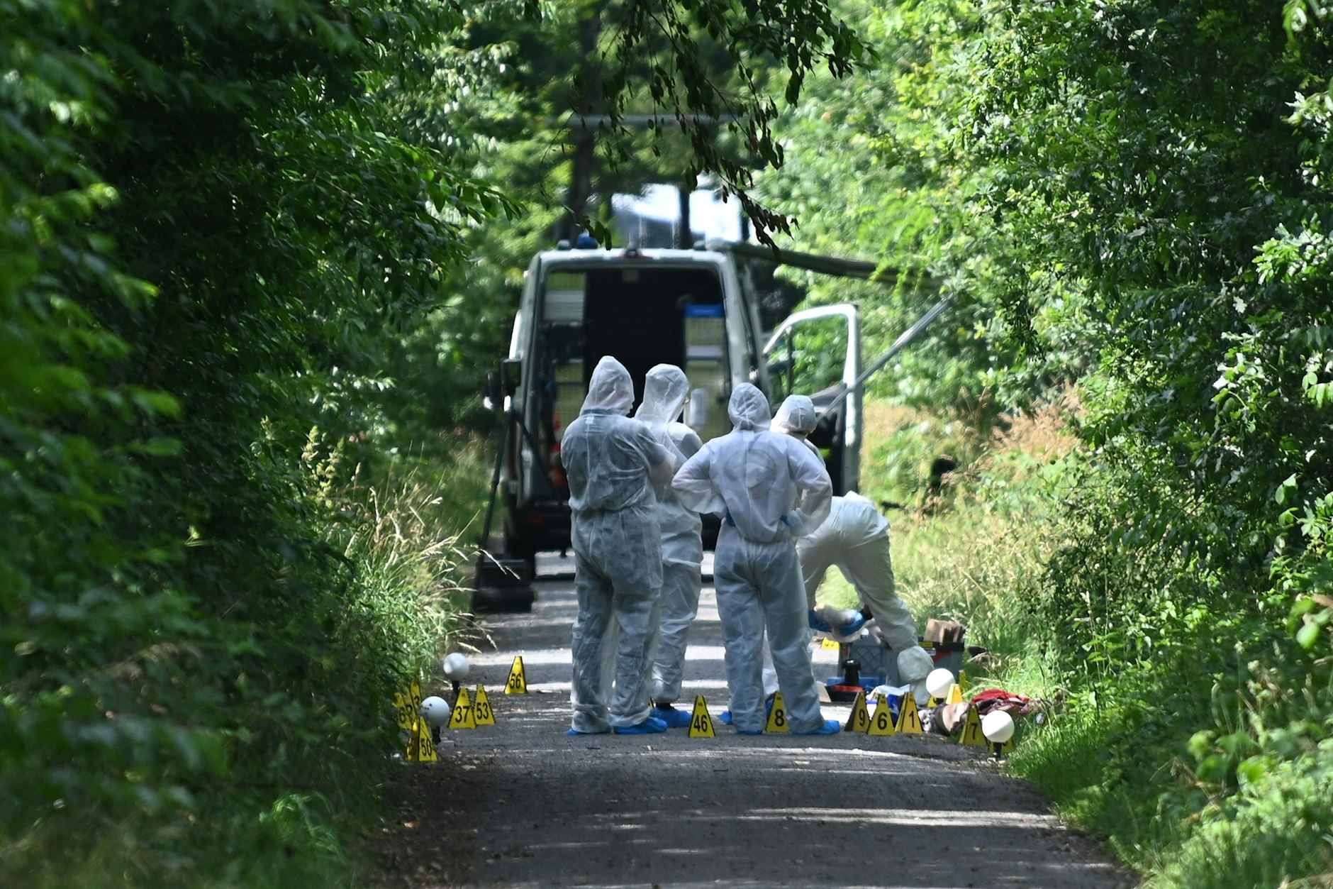 Polizisten haben nach einem Hinweis von Passanten an einem Waldweg eine tote Frau und ein totes Kleinkind entdeckt.