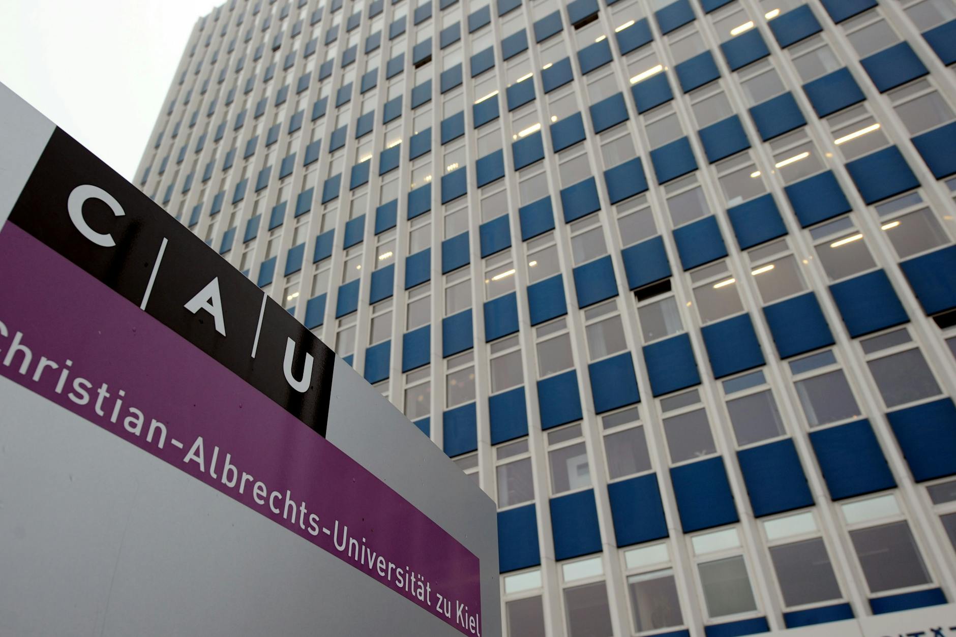 Blick auf ein Gebäude der Christian-Albrechts-Universität