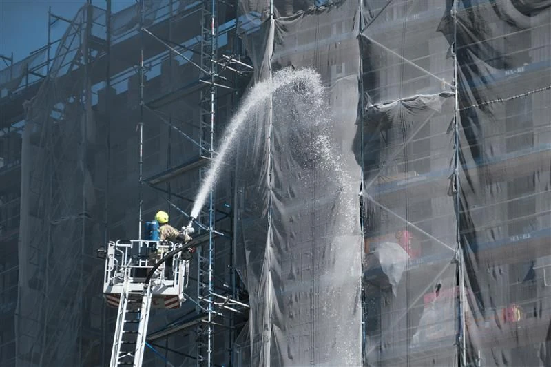 Die Löscharbeiten an der Baustelle