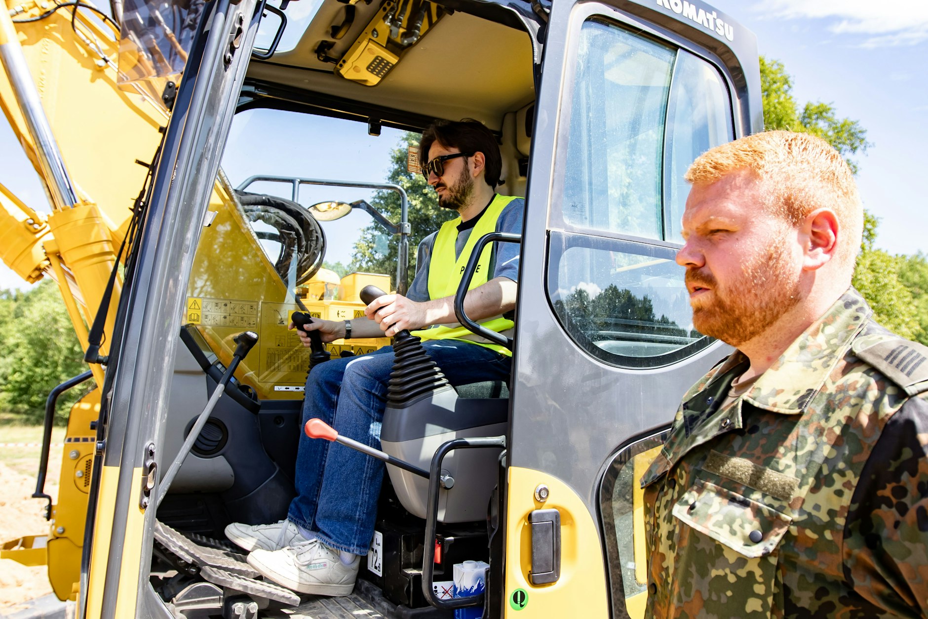 Spiel, Spaß, Schießen: Unser Autor baggert beim Tag der Bundeswehr in Neubrandenburg.