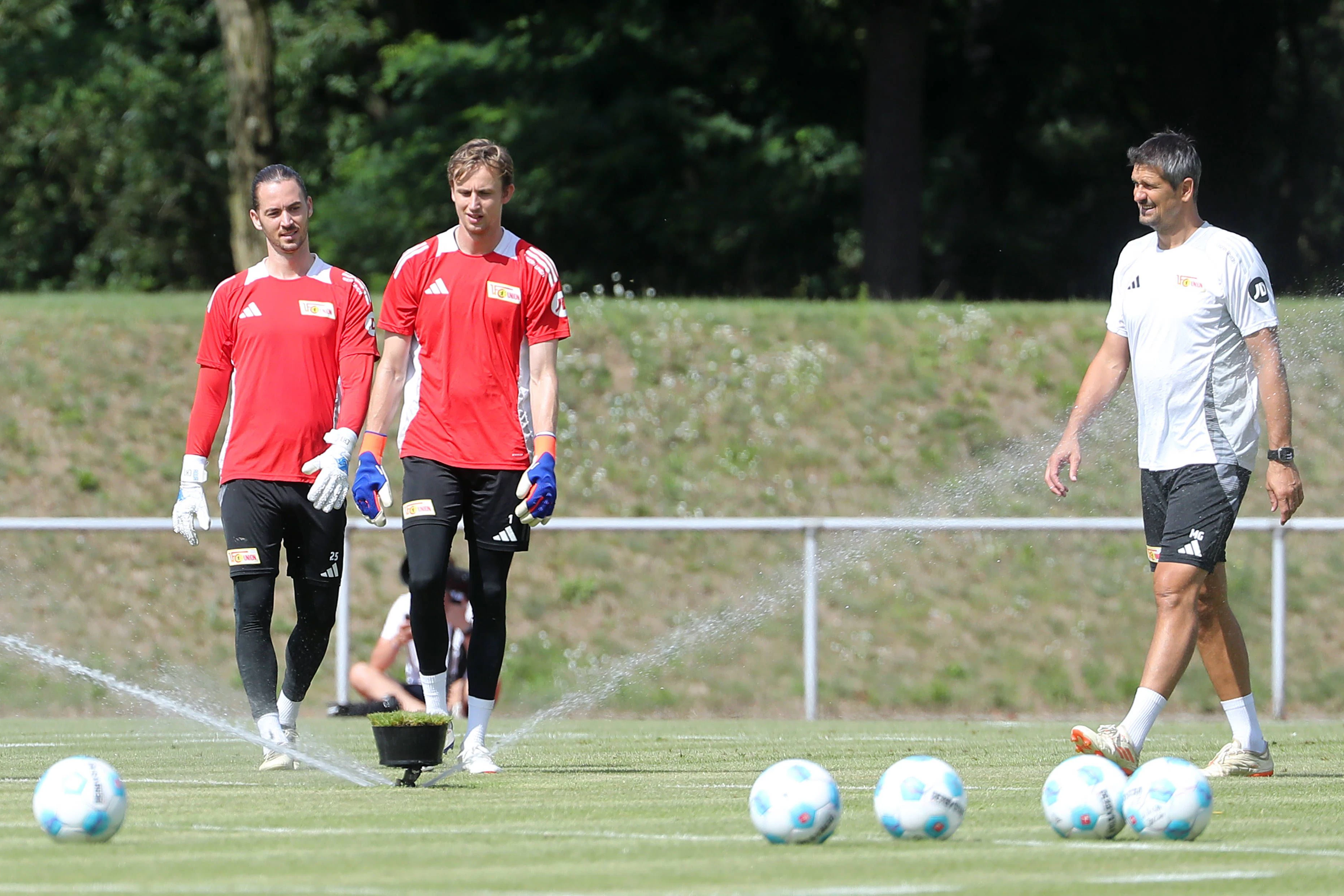 Frederik Rönnow bleibt beim 1. FC Union die klare Nummer eins. Neben Ersatztorhüter Carl Klaus (l.) komplettiert Rückkehrer Yannik Stein das eiserne Torwart-Trio von Trainer Michael Gspurning (r.).