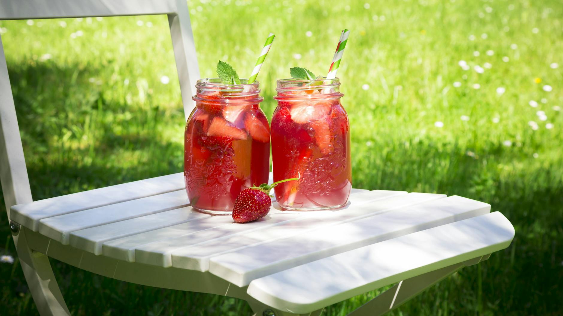 Eine fruchtige, erfrischende Erdbeer-Limonade im schattigen Garten genießen – pure Sommer-Freude!