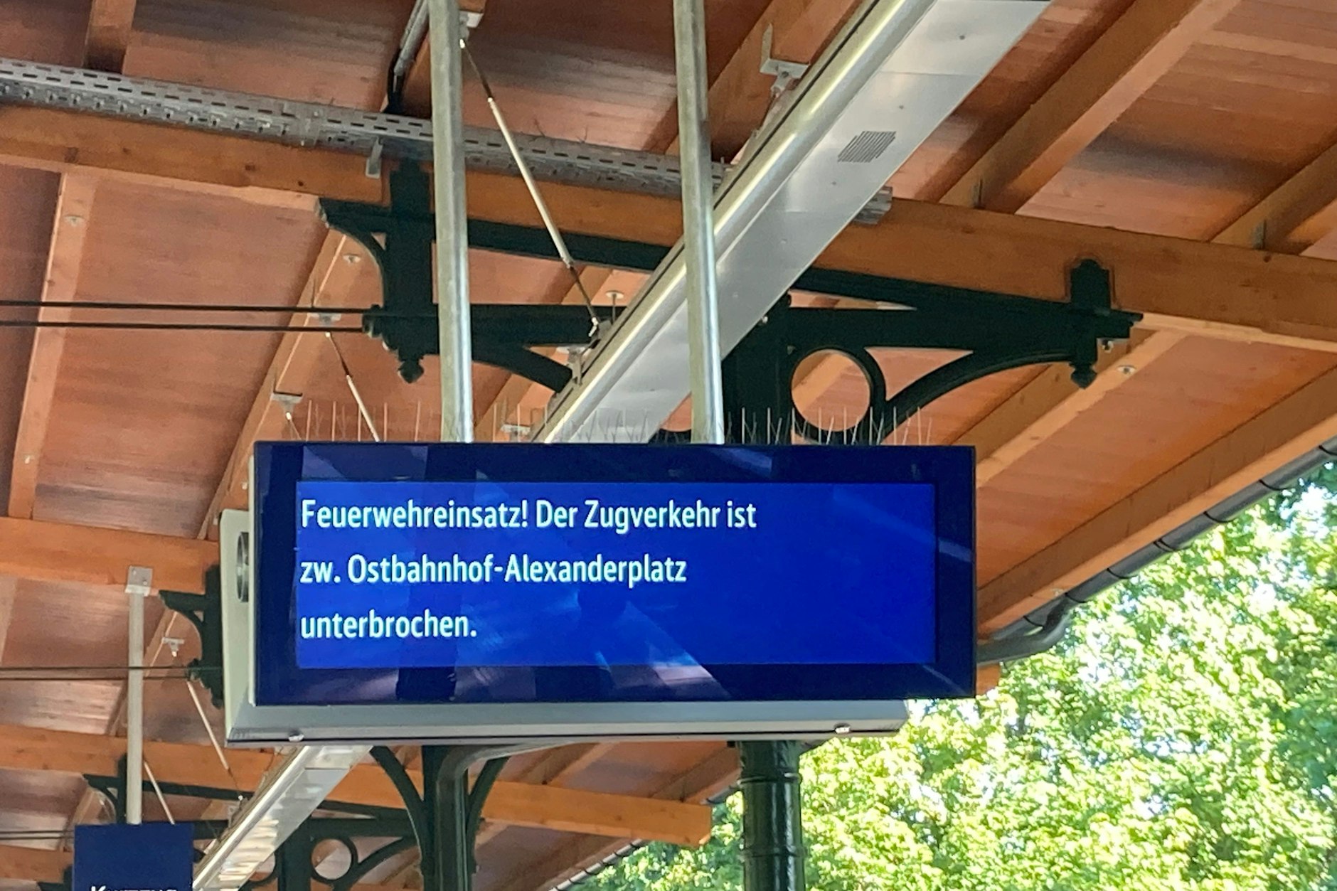 Auf dem S-Bahnhof Karlshorst wurde immerhin über den Feuerwehreinsatz informiert.