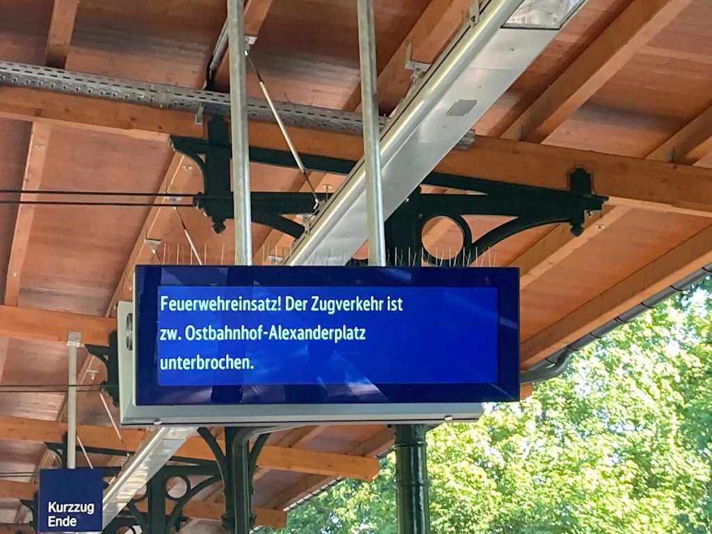 Chaos bei Berliner S-Bahn: Feuerwehreinsatz, viele laufen