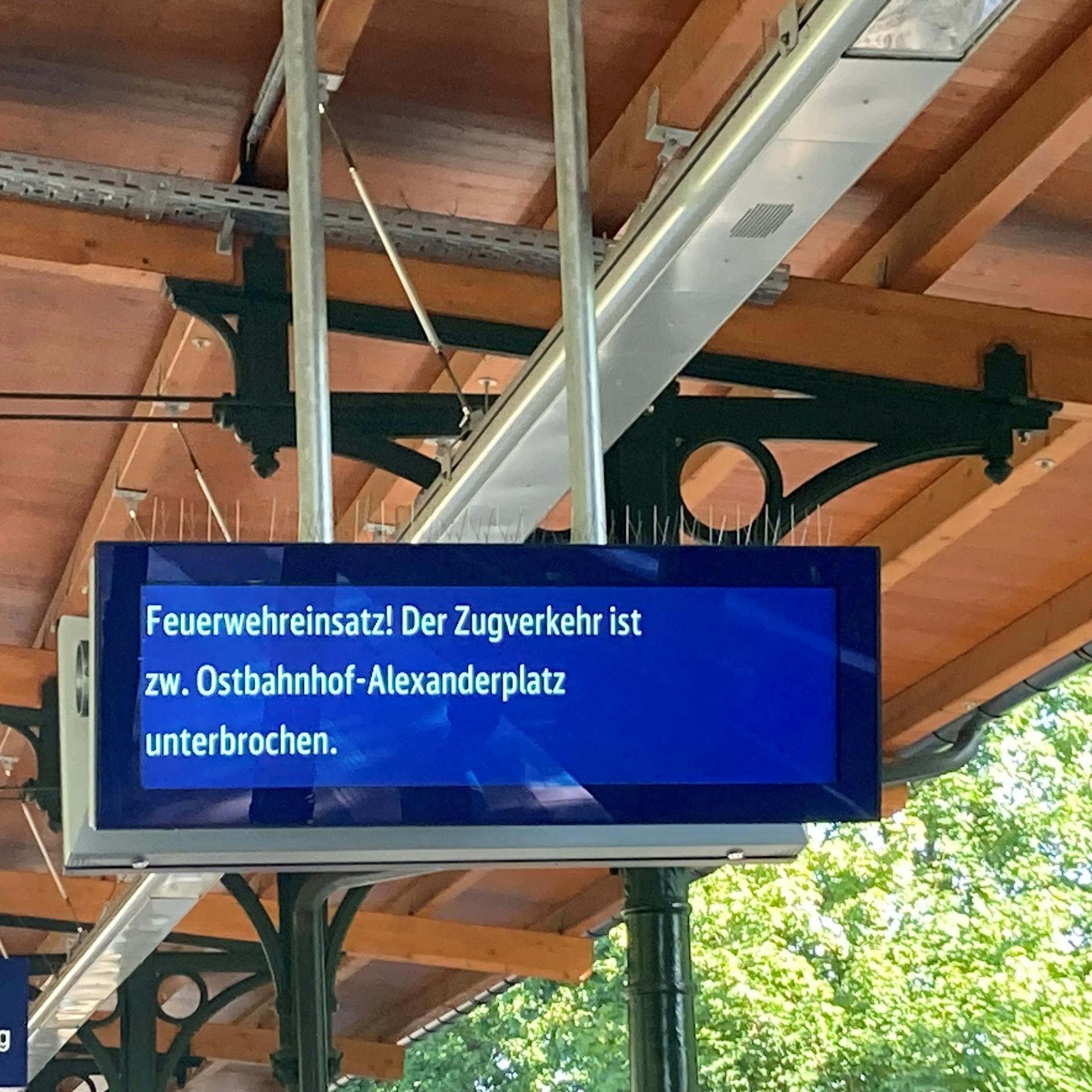 Image - Chaos bei Berliner S-Bahn: Feuerwehreinsatz, viele laufen