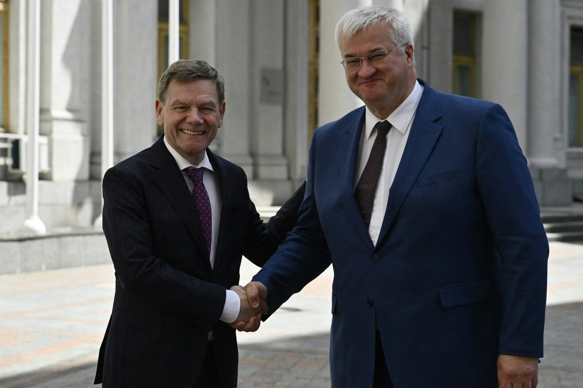 Der ukrainische Außenminister Andrij Sybiha (r) schüttelt seinem deutschen Amtskollegen Johann Wadephul vor Gesprächen in Kiew am 30. Juni 2025 die Hand.