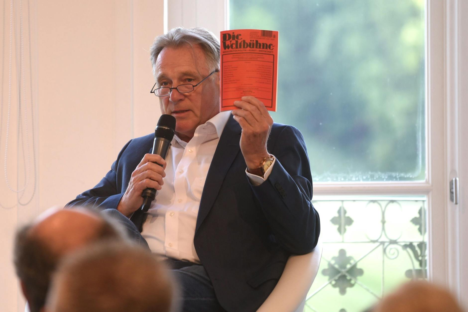 Bernd Hilder prezentuje Die Weltbühne na zamku w Ettersburgu.