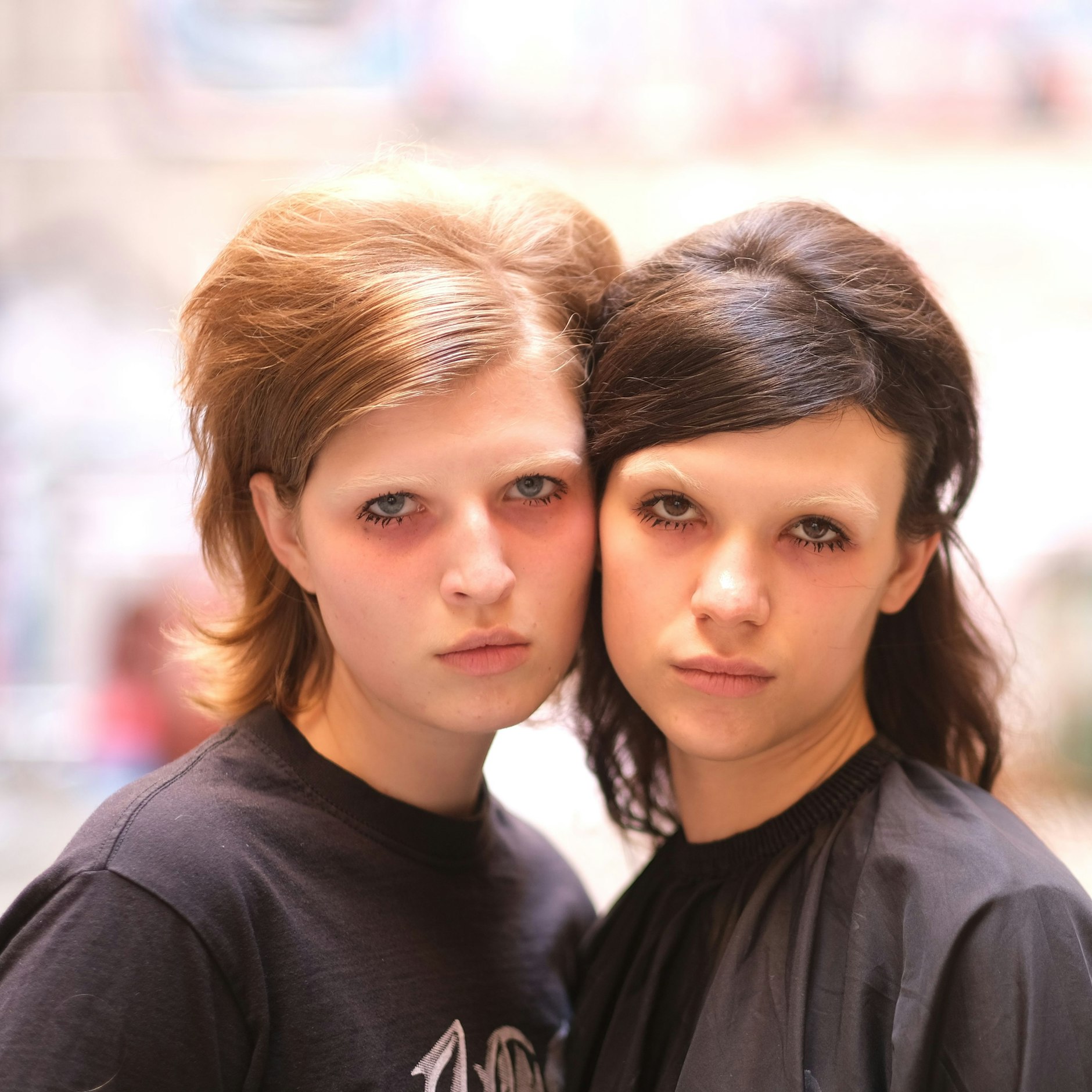 Maria (links) und Polina sind zwei der Models, die die Kreationen von&nbsp;Designerin Clara Colette Miramon präsentieren werden.