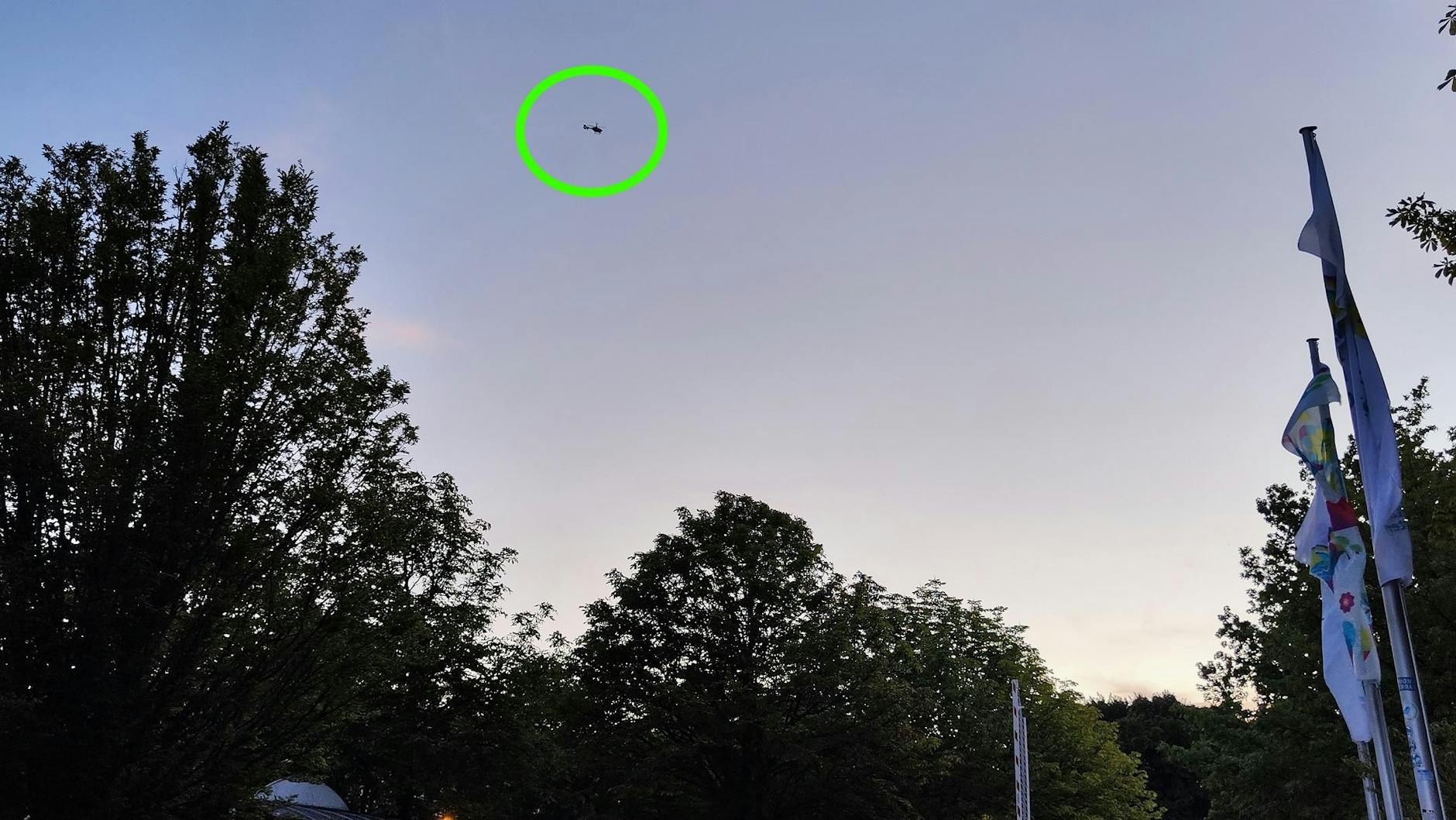 Ein Polizeihubschrauber war über dem Britzer Garten im Einsatz.