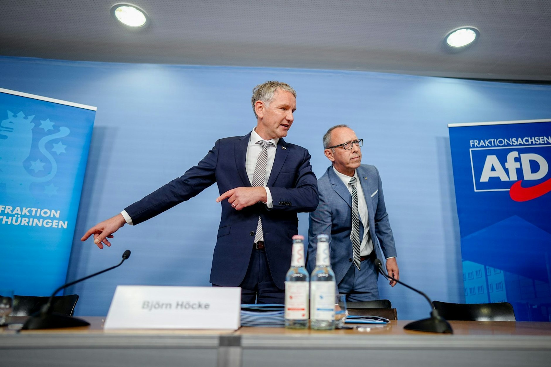 When the East is once again dismissed as a completely blue zone: the West German right-wing extremist Björn Höcke (l.), chairman of the AfD parliamentary group in the Thuringian state parliament.