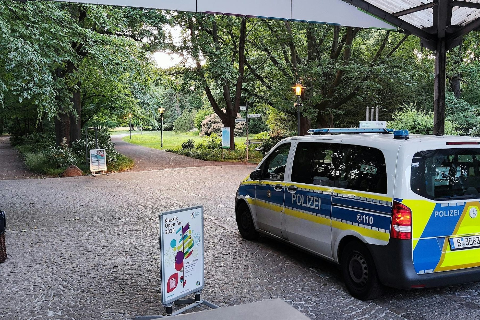 Großalarm im Britzer Garten: Stundenlang suchte die Polizei nach einem verschwundenen Kind.