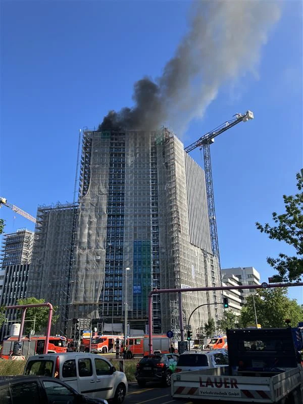 Ein Brand beschäftigt derzeit die Berliner Feuerwehr