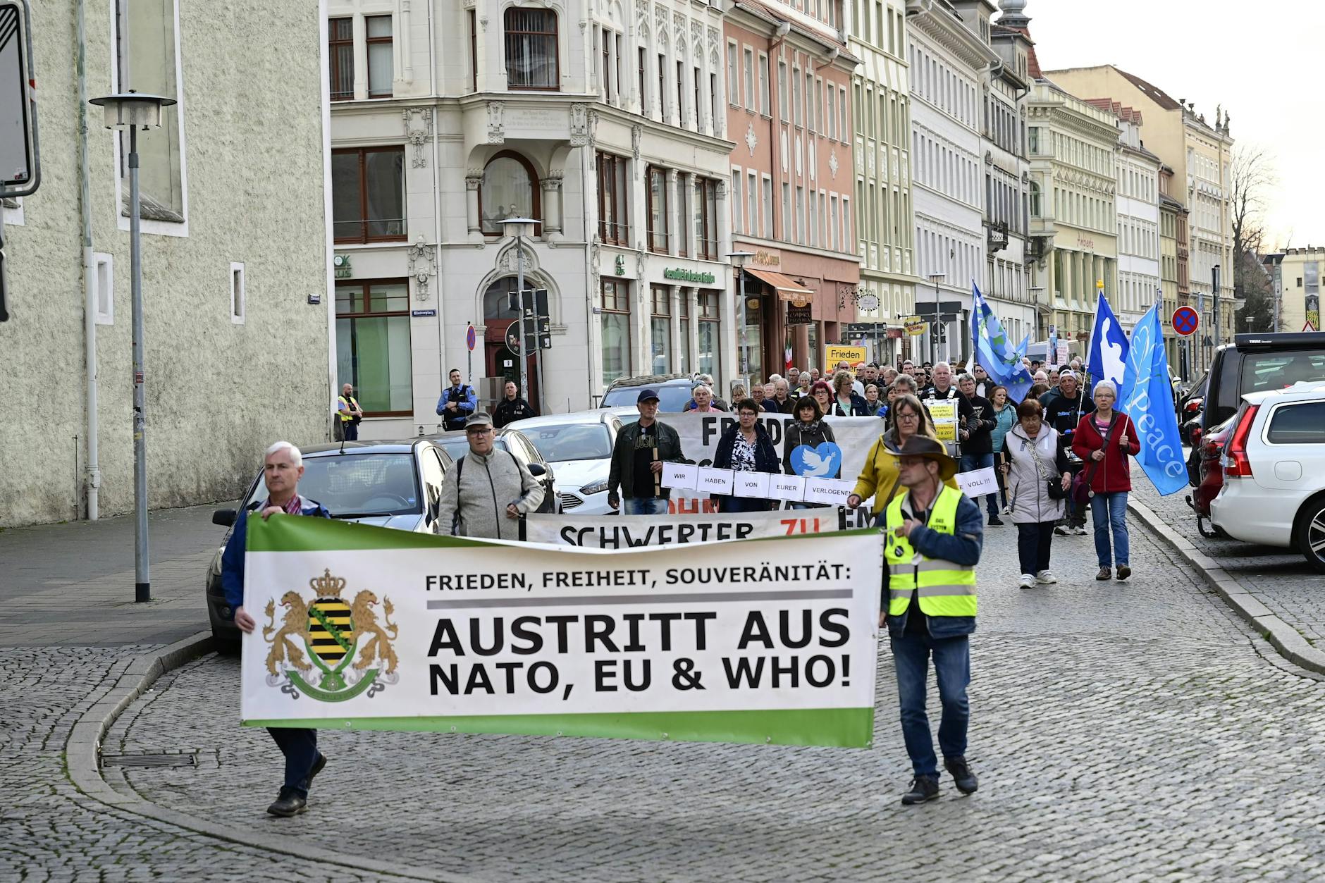 Vorlage für Ost-Stereotype der Westmedien: eine traditionelle Montagsdemo durch die Görlitzer Innenstadt.