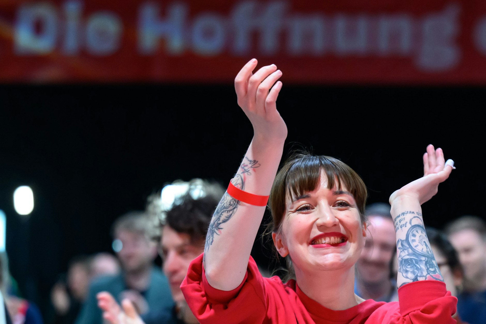 Sachsen, Chemnitz: Heidi Reichinnek, Fraktionsvorsitzende Die Linke im Bundestag, applaudiert auf dem Bundesparteitag der Partei Die Linke in Chemnitz.