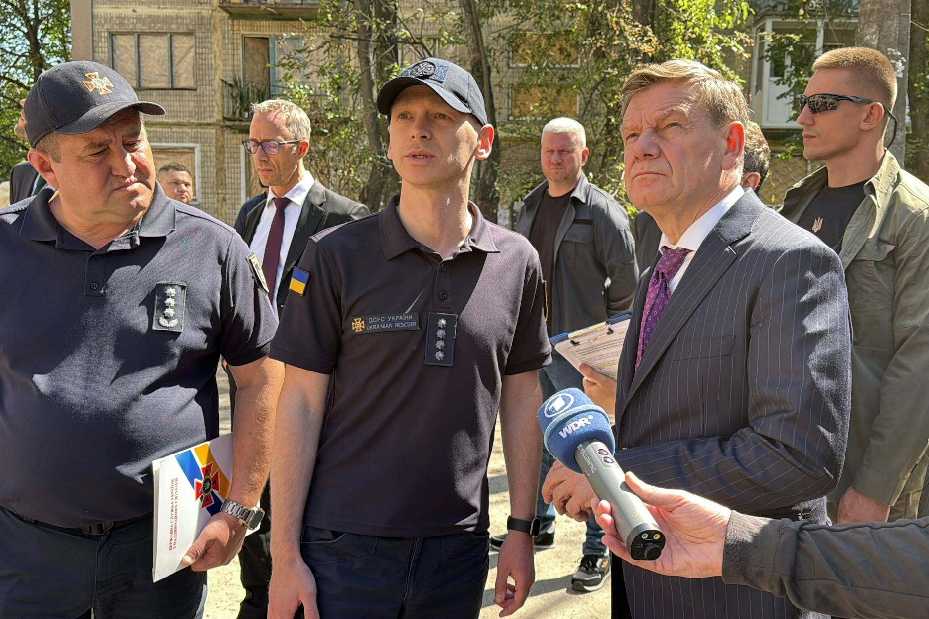 Bundesaußenminister Johann Wadephul lässt sich die Schäden durch einen Raketenangriff zeigen. Auch eine Mitarbeiterin der deutschen Botschaft war von dem Angriff betroffen, ihre Wohnung wurde durch die Druckwelle beschädigt.
