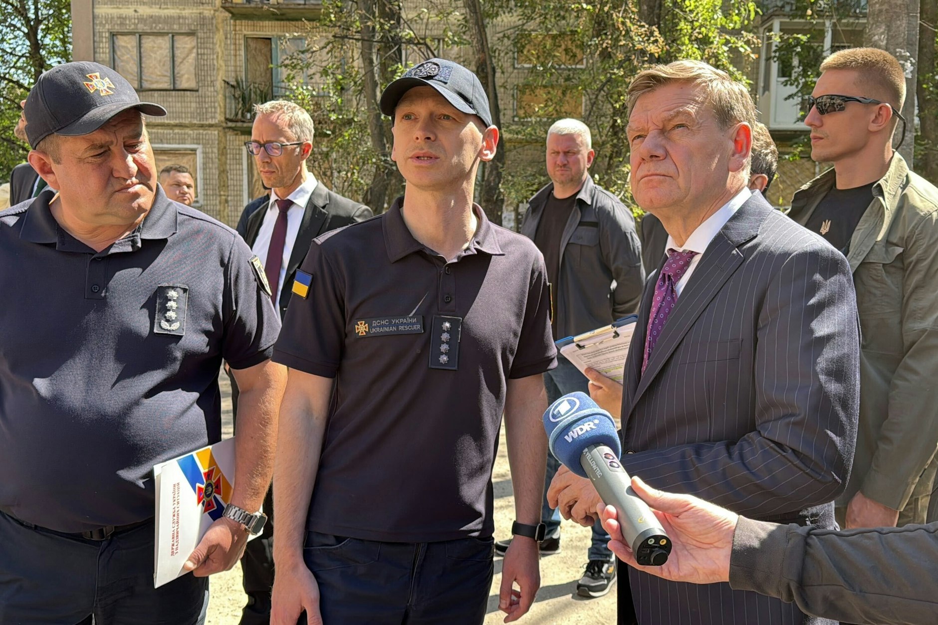 Bundesaußenminister Johann Wadephul lässt sich die Schäden durch einen Raketenangriff zeigen. Auch eine Mitarbeiterin der deutschen Botschaft war von dem Angriff betroffen, ihre Wohnung wurde durch die Druckwelle beschädigt.