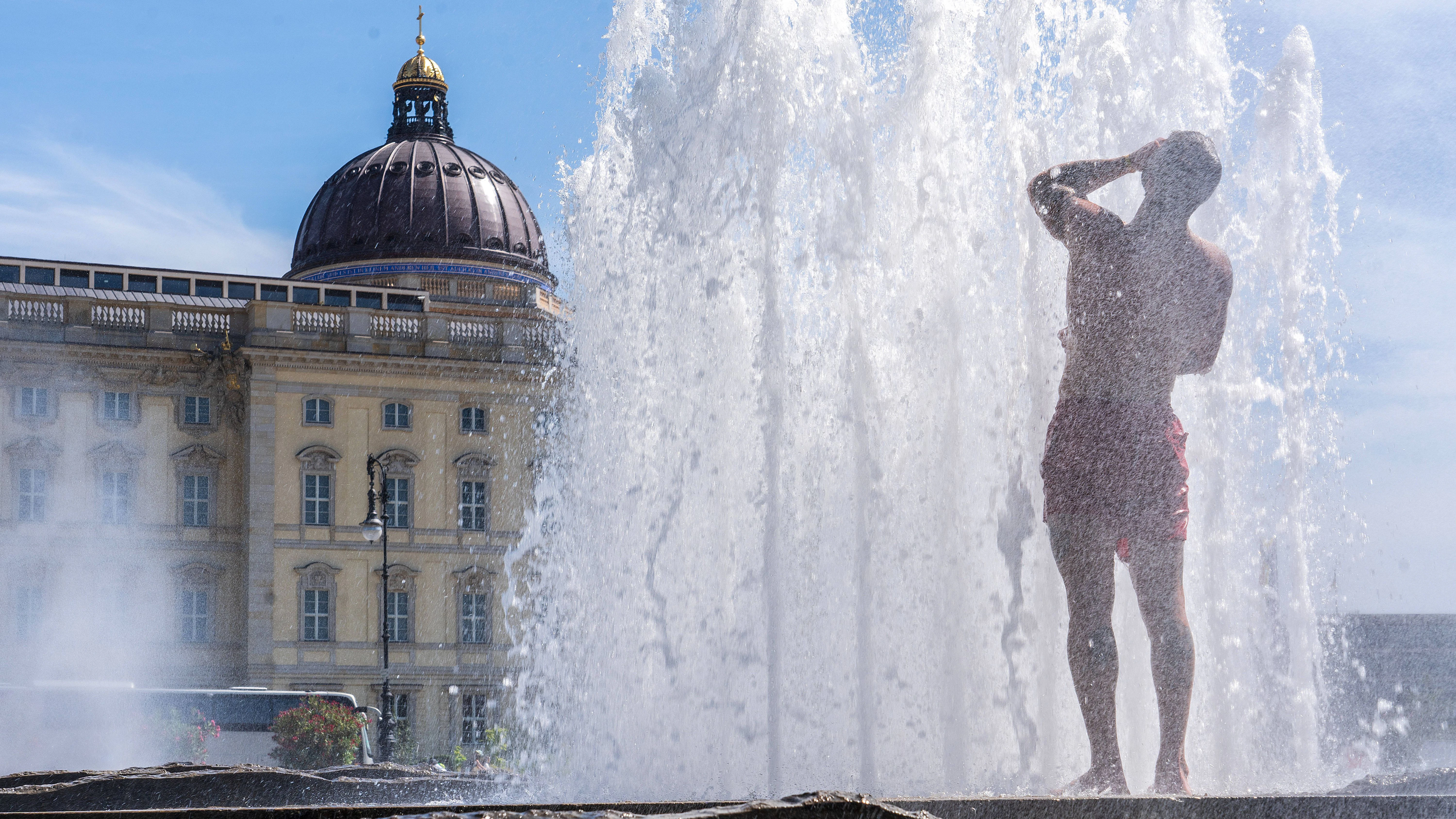 In Berlin werden es bis zur 40 Grad: Der KURIER nennt die besten Orte, um sich der Hitze zu entziehen. Baden im Lustgarten gehört nicht dazu.