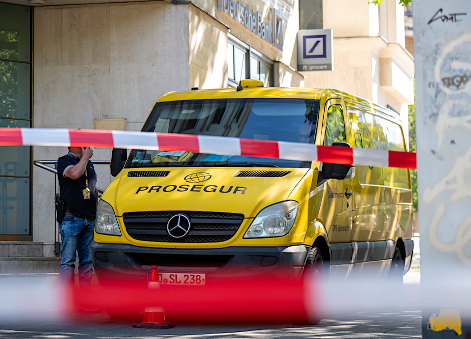 Unbekannte Täter wollten am frühen Dienstagmorgen am Kurfürstendamm einen Geldtransporter überfallen. Es kam zu einem Großeinsatz der Polizei.