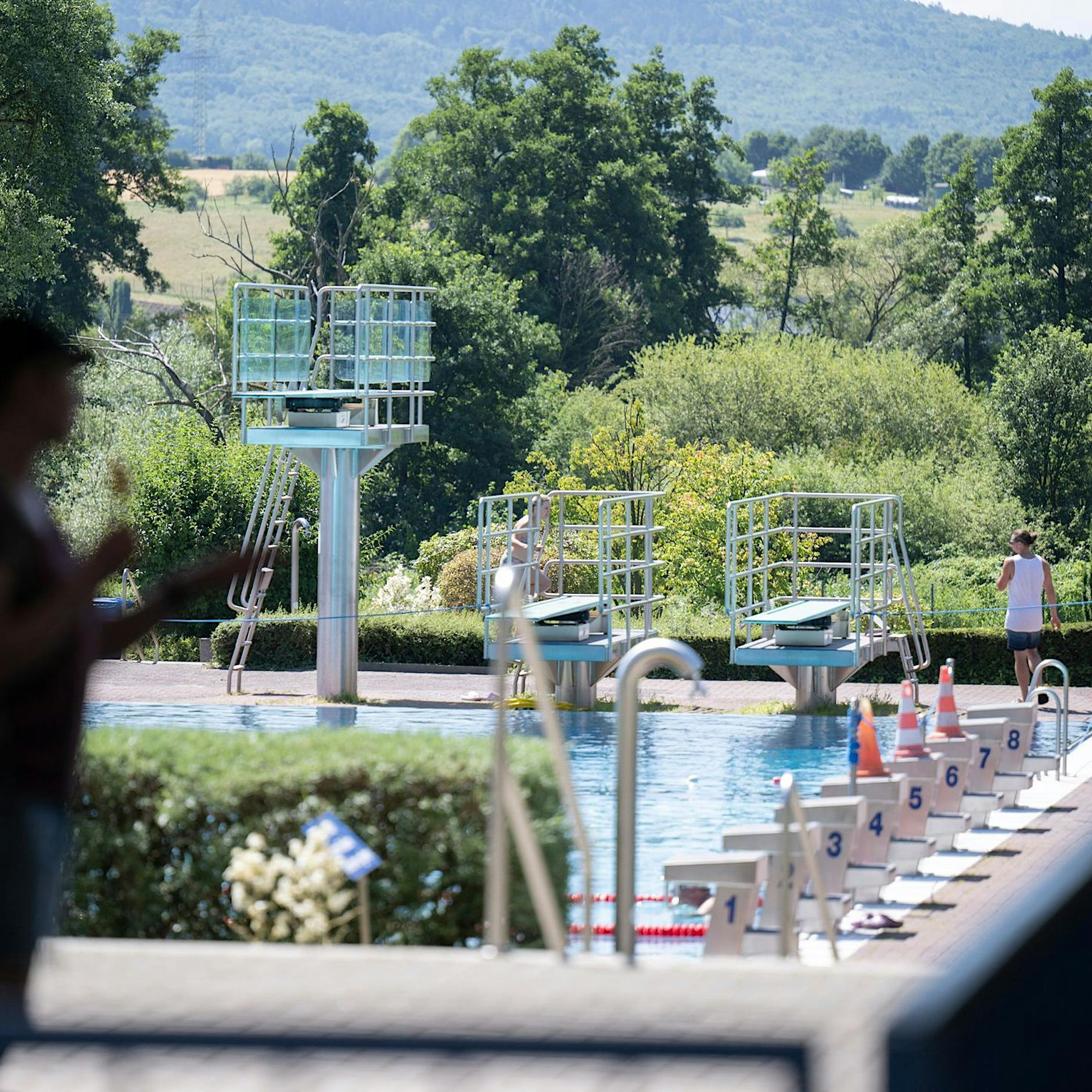 Mädchen in Schwimmbad Gelnhausen sexuell belästigt: Bademeister-Verband äußert sich