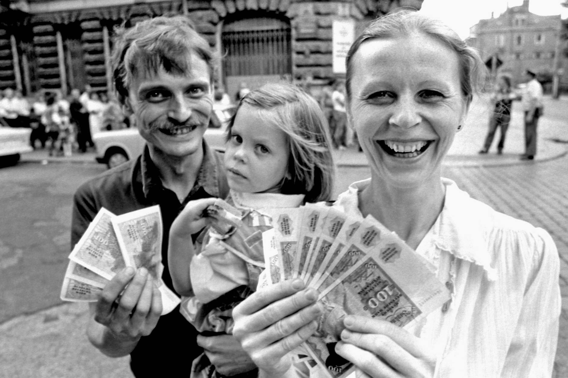 Große Freude über das neue Geld: Eine Familie hält in Dresden stolz die ersten D-Mark-Scheine in die Kamera des Fotografen. Doch was wurde eigentlich mit dem Geld der DDR, das die Menschen damals zur Bank brachten und umtauschten?