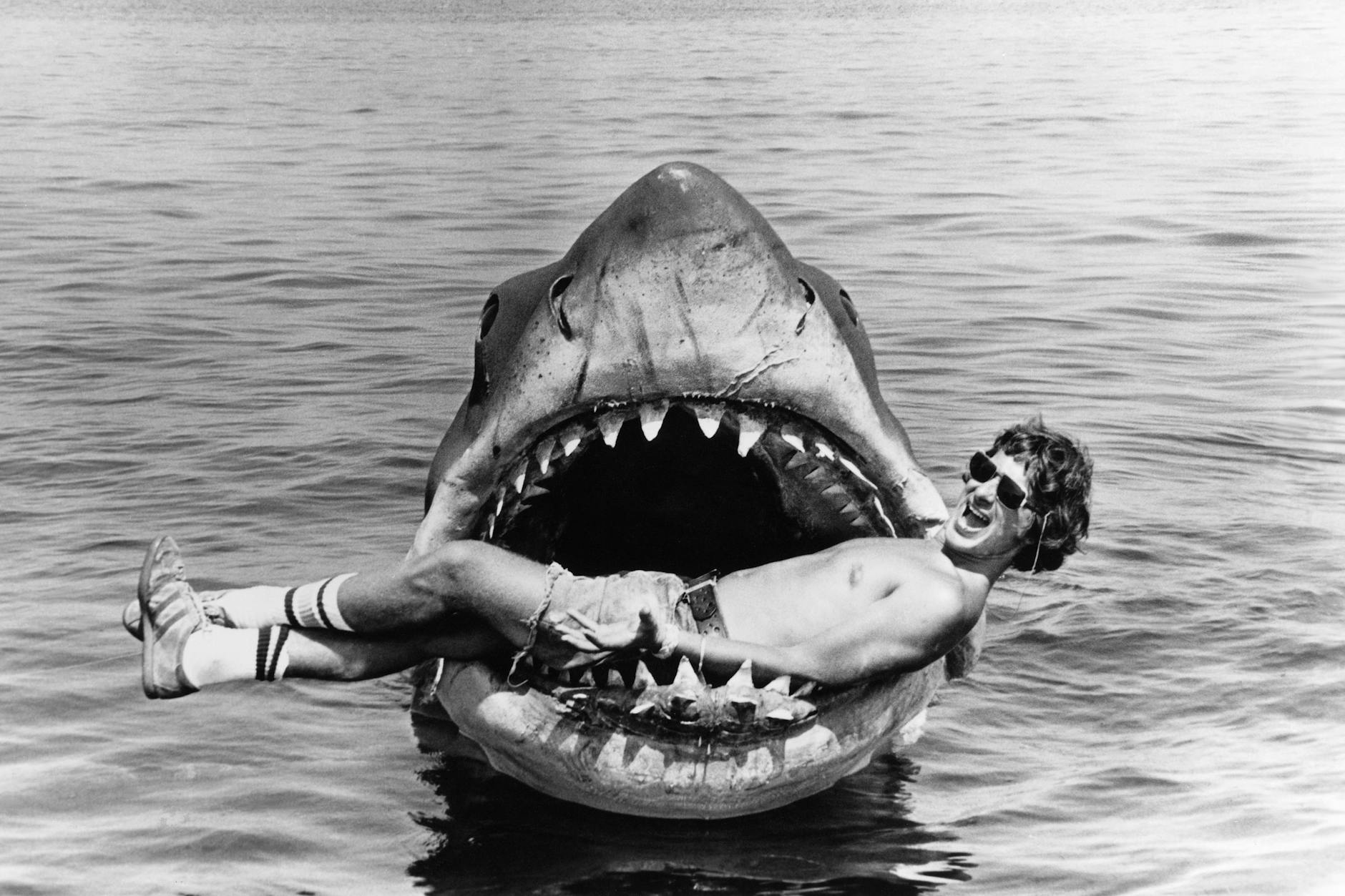 Regisseur Steven Spielberg 1975 im Maul der eigenwilligen Hai-Attrappe „Bruce“