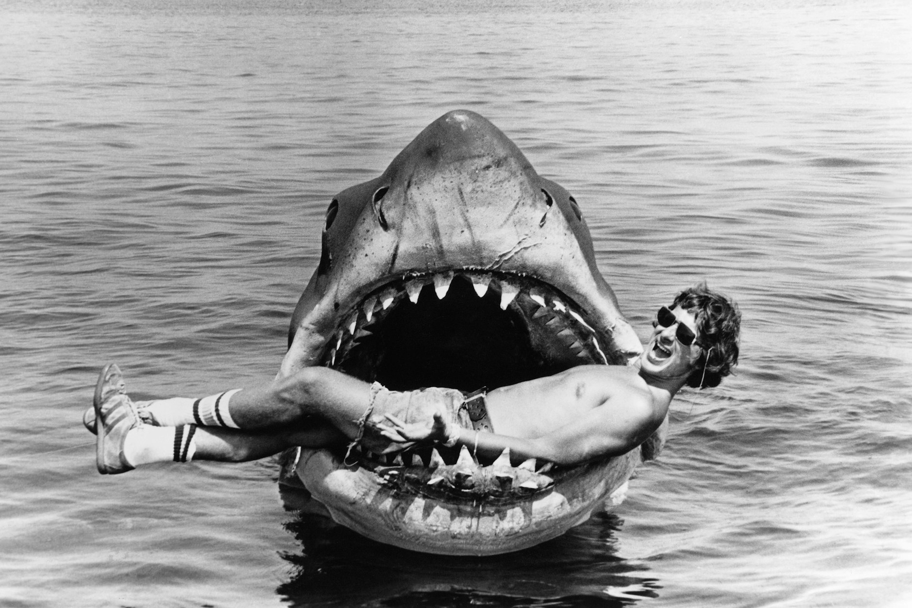 Regisseur Steven Spielberg&nbsp; 1975 im Maul der eigenwilligen Hai-Attrappe „Bruce“