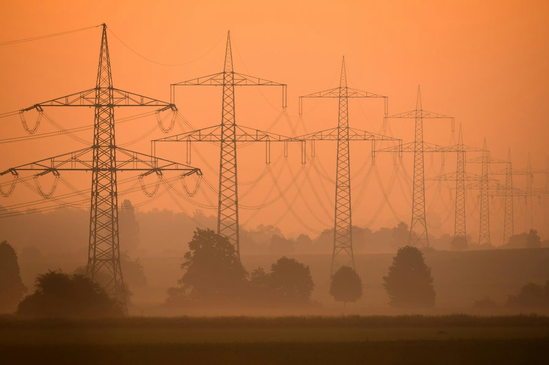 Weil in Frankreich wegen der Hitzwelle mehrere Atomkraftwerke abgeschaltet werden, geht der Strompreis in Deutschland durch die Decke.