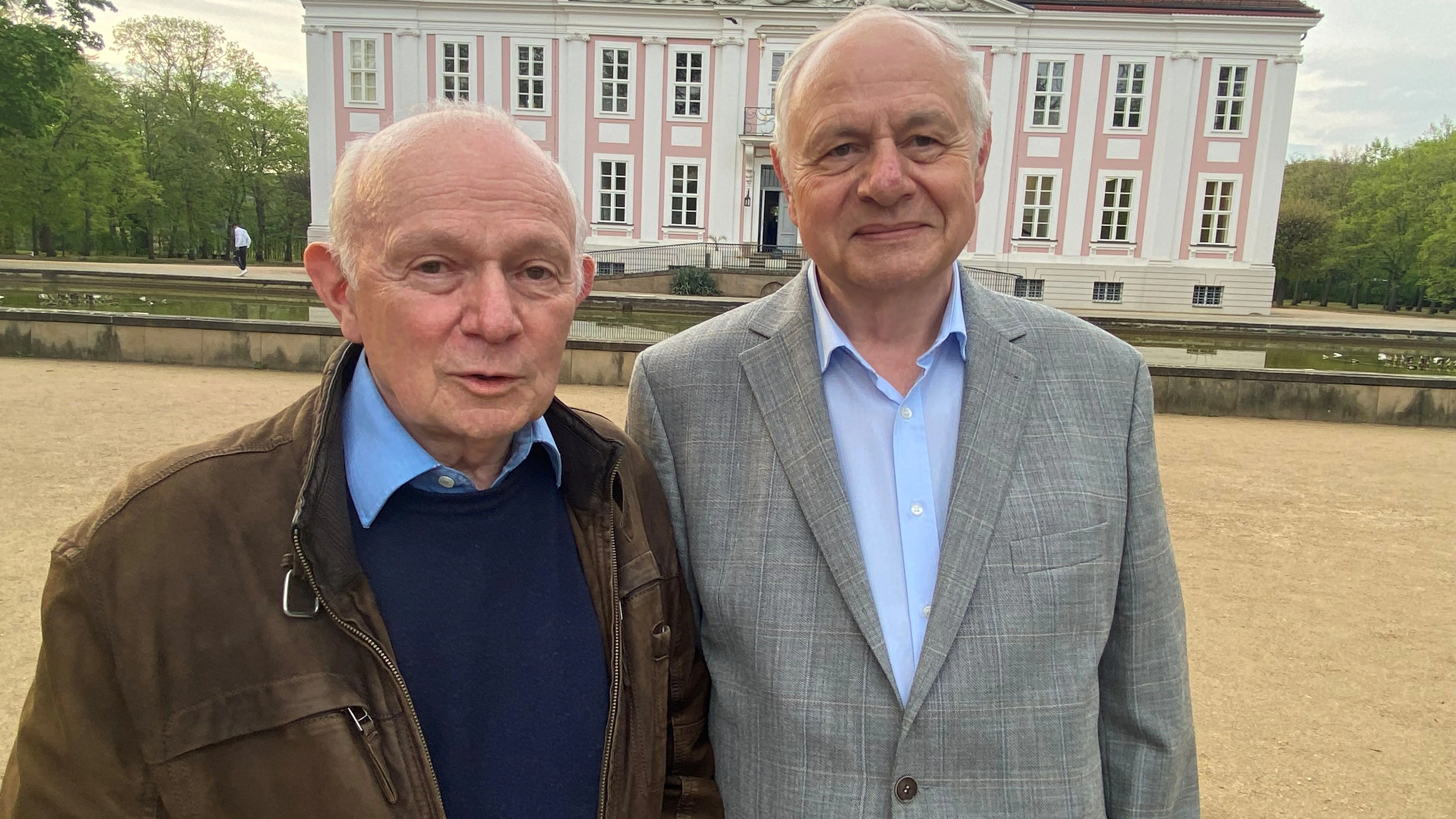 Falk Dathe (73, re.) mit seinem Bruder Holger (80) vor dem Schloss Friedrihsfelde: Die Söhne des Tierpark-Gründers wollen zur Geburtstagsfeier kommen.