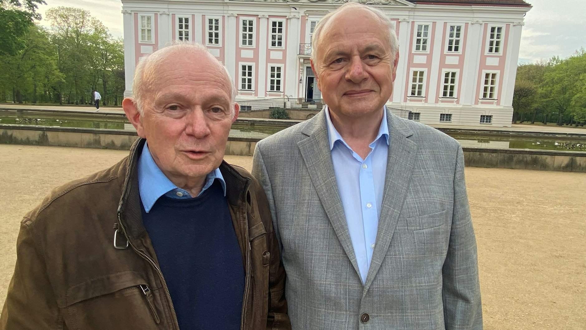 Falk Dathe (73, re.) mit seinem Bruder Holger (80) vor dem Schloss Friedrihsfelde: Die Söhne des Tierpark-Gründers wollen zur Geburtstagsfeier kommen.
