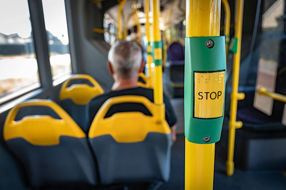 Viele nutzen Bus und Bahn für die Fahrt zum Strandbad oder an den Badesee - doch nicht jedes Verhalten ist in den Öffis wirklich gern gesehen. Die BVG verklickert den Fahrgästen eine wichtige Verhaltensregel mit Humor.