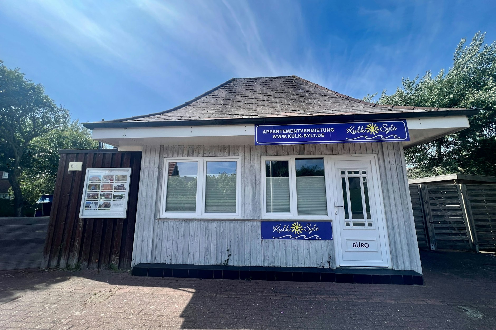 Zeit für Currywurst und Fritten! In dieser kleinen Holzhütte wird es bald Berliner Küche geben.