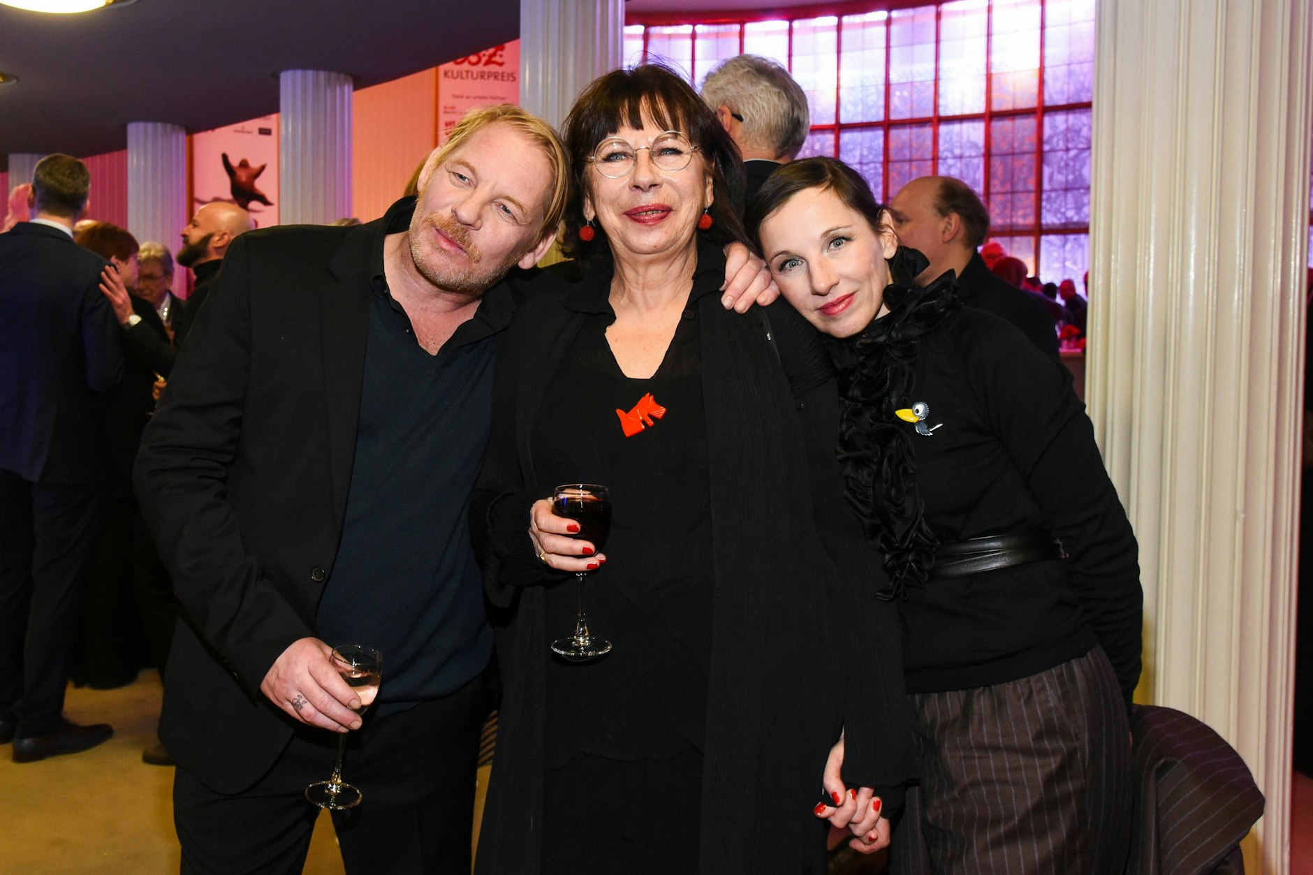 Ben Becker und Meret Becker mit ihrer Mutter Monika Hansen auf einer Preisverlleihung in Berlin (2017)