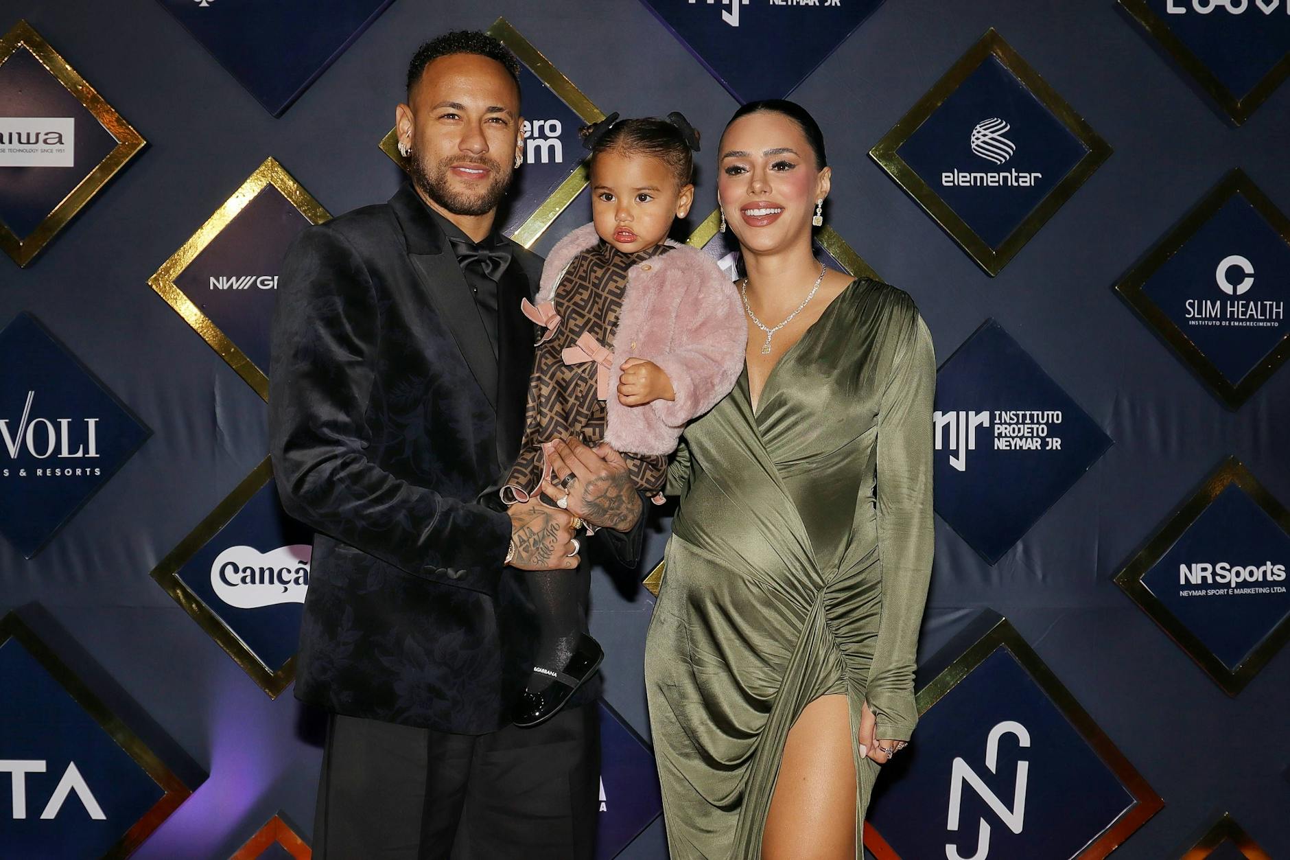 Neymar mit seiner Lebensgefährtin Bruna Biancardi. Gemeinsam gaben sie nun ein Interview, bei dem der Brasilianer über Hass und Druck im Fußball klagt.