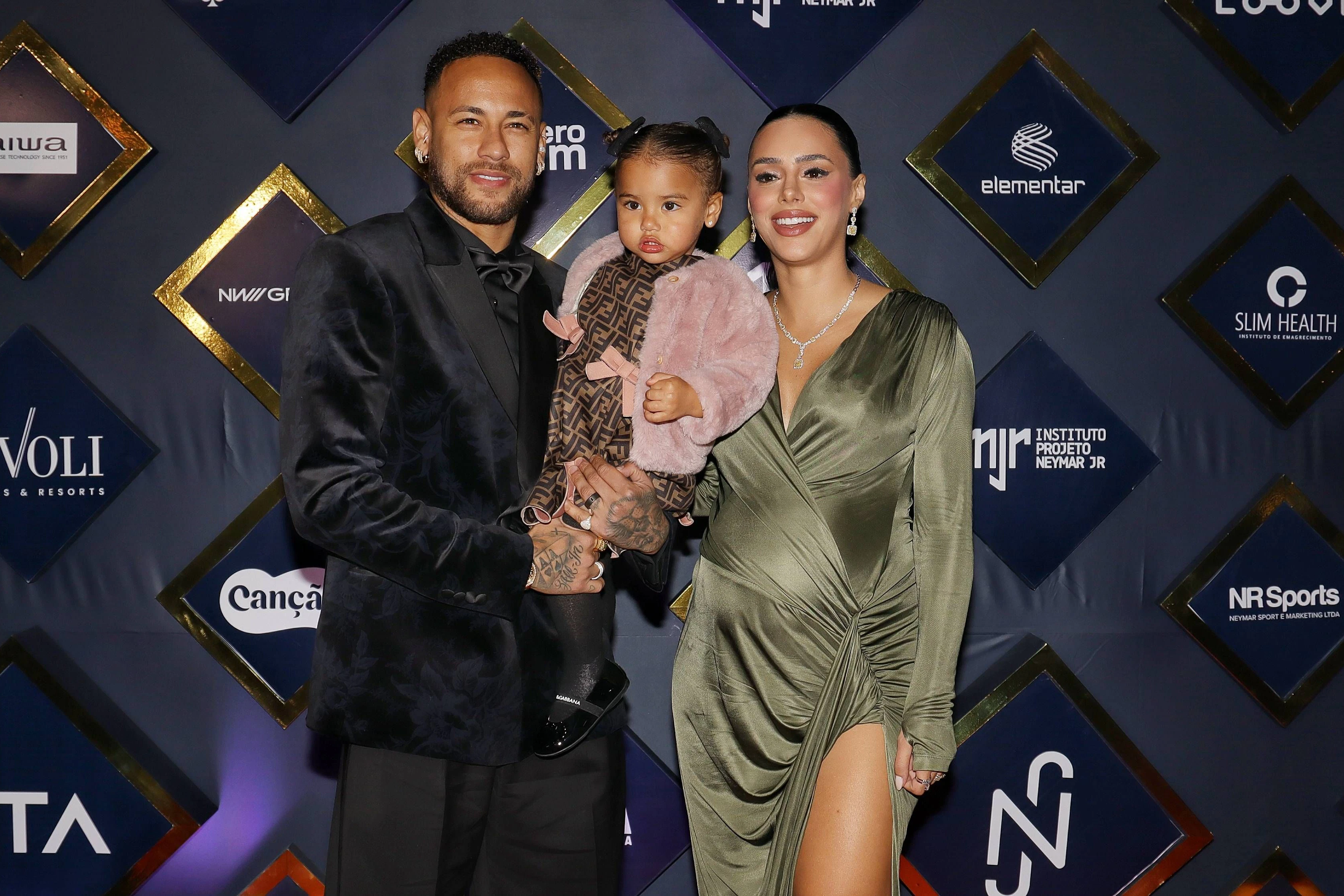 Neymar mit seiner Lebensgefährtin Bruna Biancardi. Gemeinsam gaben sie nun ein Interview, bei dem der Brasilianer über Hass und Druck im Fußball klagt. 