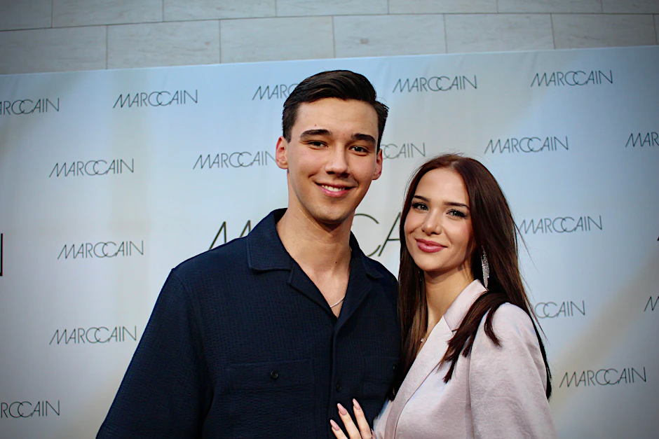 Diego Pooth kommt erstmals zusammen mit seiner Freundin Louisa Büscher auf ein Event in Berlin.