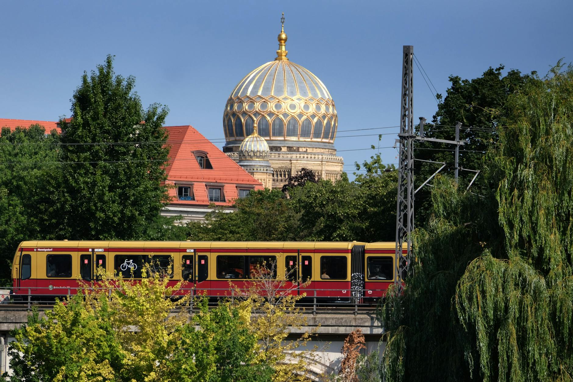 Blick auf die Neue Synagoge in Berlin. In Dänemark wurde jetzt ein Mann festgenommen, der in Berlin Ziele für Anschläge gegen das jüdische LEben ausgespäht haben soll (Symbolfoto).