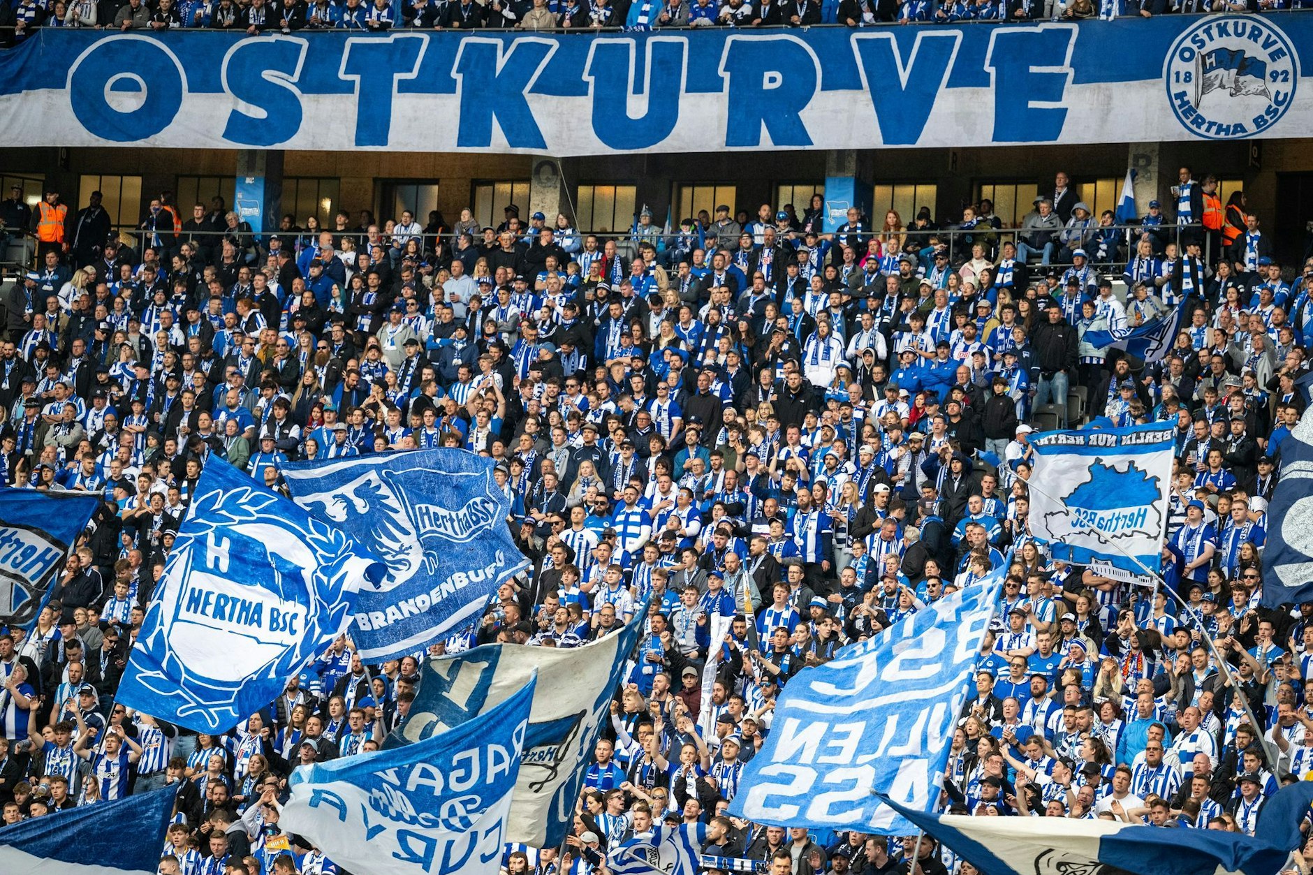 Die Fans strömen auch in der Zweiten Liga in Scharen zu den Heimspielen von Hertha BSC und träumen in dieser Saison von einer Bundesliga-Rückkehr.