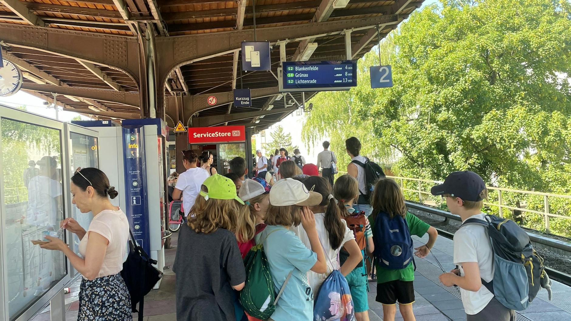 Klasse 3d auf dem Bahnsteig. Die Bahn kommt in acht Minuten.