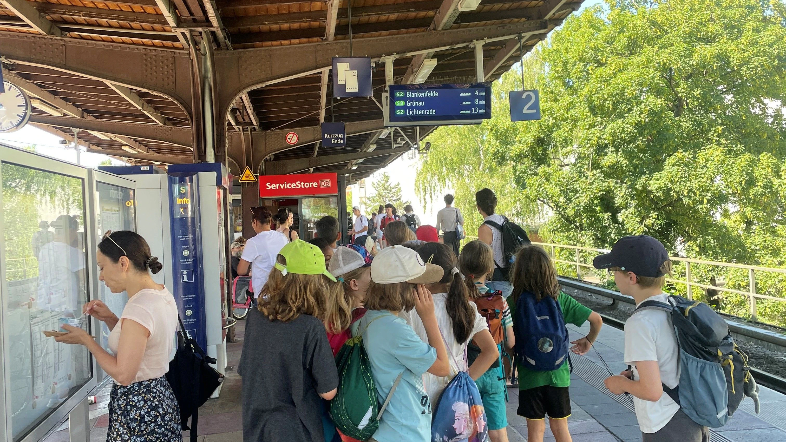 Klasse 3d auf dem Bahnsteig. Die Bahn kommt in acht Minuten.