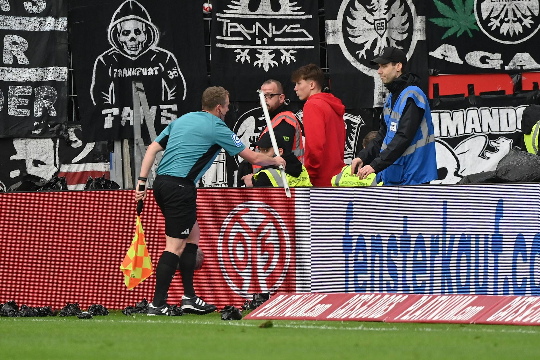 Standhafter als Bochums Patrick Drewes: Linienrichter Robert Wessel wird beim Spiel Mainz gegen Frankfurt von einer Plastikstange getroffen.