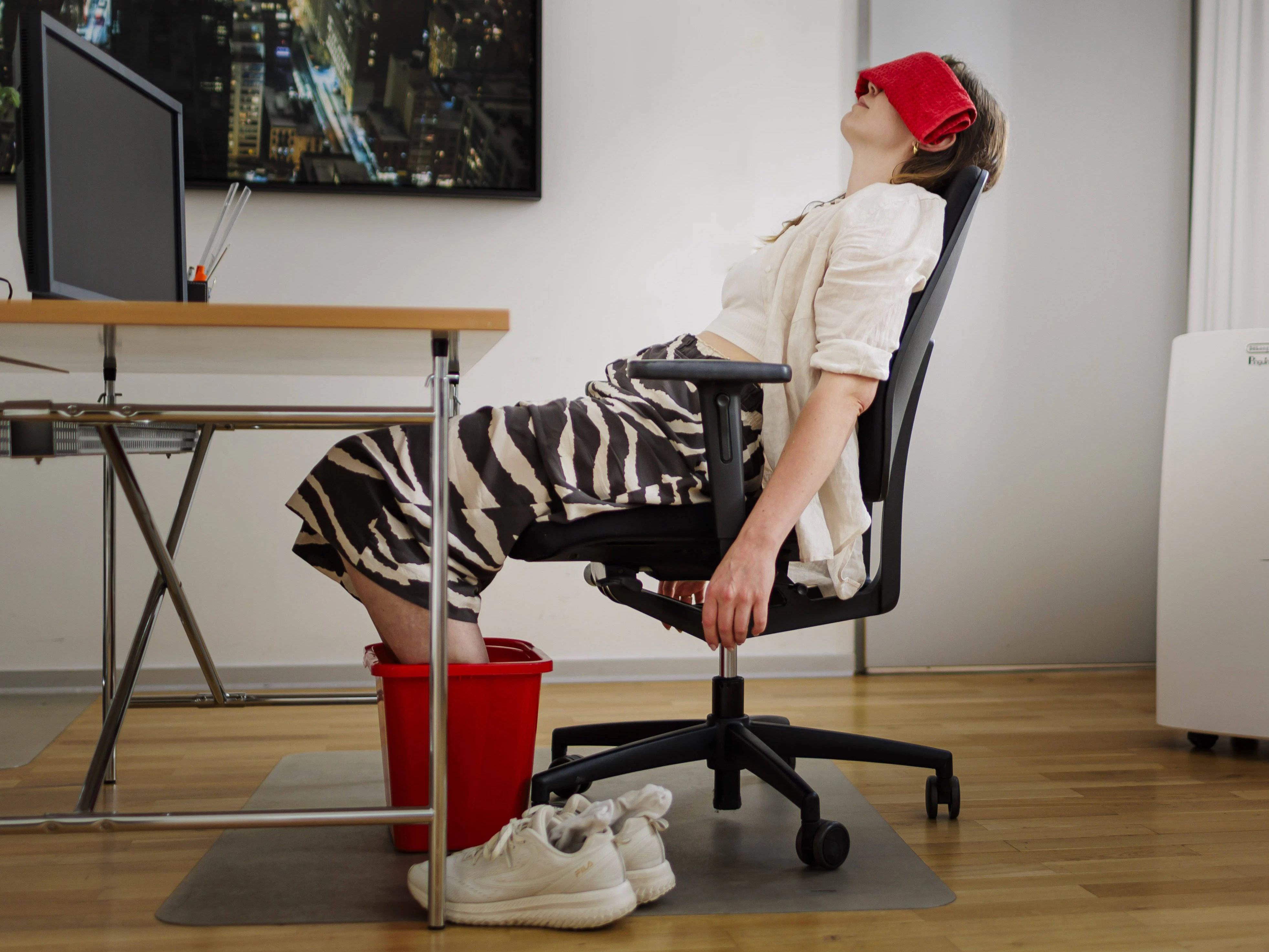 Und wenn es noch so heiß ist, Arbeitnehmer haben kein Recht auf Hitzefrei und auch nicht auf Homeoffice aus diesem Grund.
